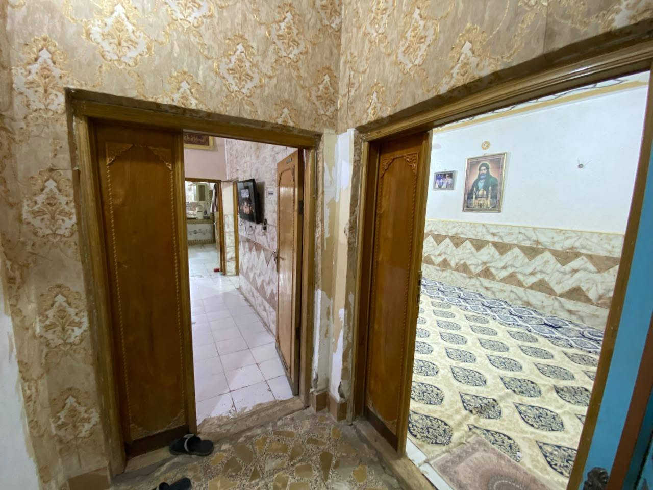 ياالله
سلام عليكم 
البيت البيع طابو صرف
مساحه ((200)) متر بناء عكاده
طابق ونص 
يحتوي على استقبال وصاله عدد ٢
مطبخ غرفتين نوم صحيات داخليه 
صحيات خارجية
طابق ثاني غرفتين نوم وصاله كبيره 
وصحسات كامله الماجديه سيد عاشور 
استفسار اتصل برقم 
((***********)) ((***********)) اخوكم إبو عراق....
