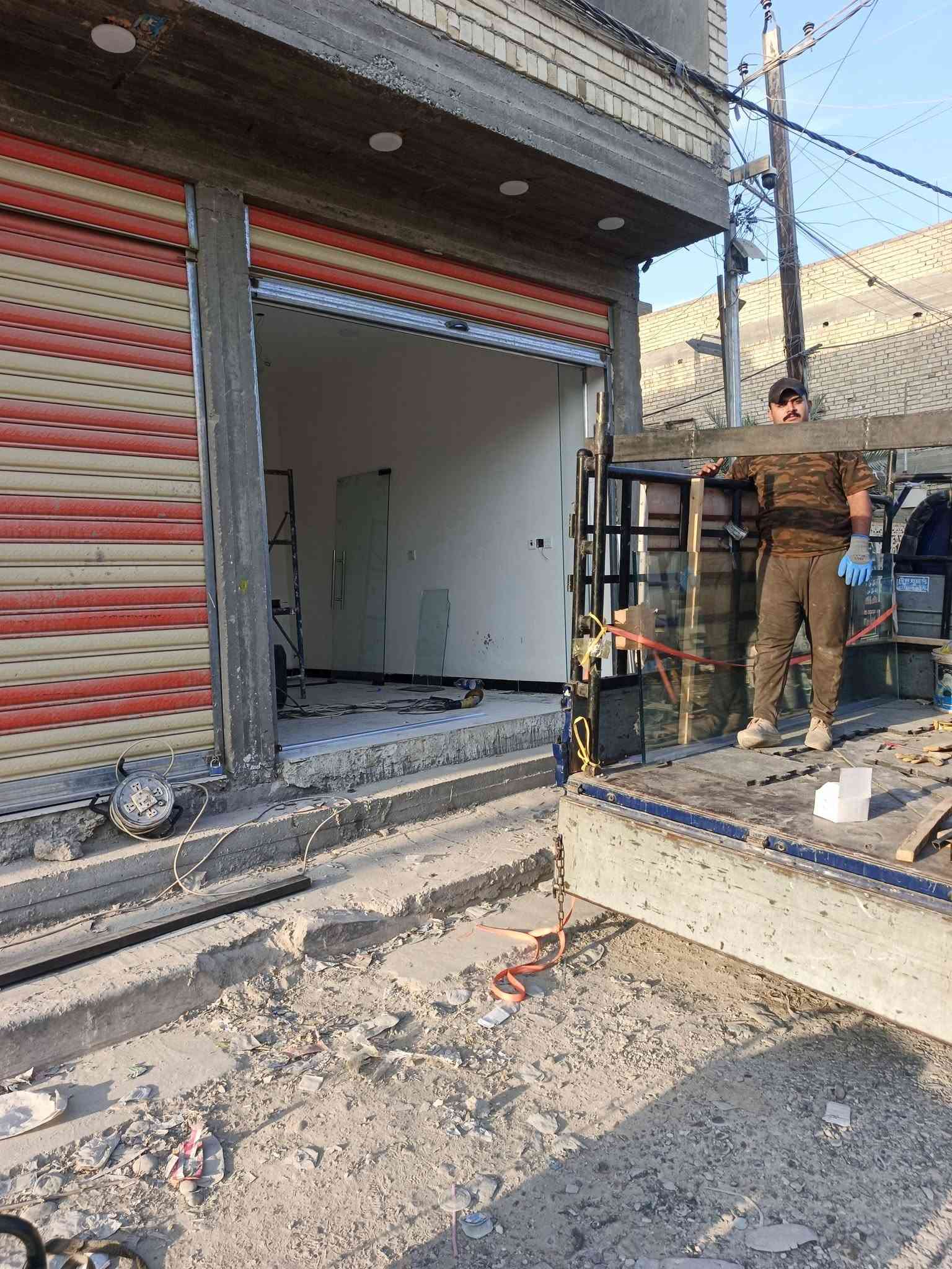 الحمدالله وشكر عملنه جام خانه 10 ملم باحترافيه عاليه باستخدام اجود انواع الزجاج والاكسسوارات وباسعار مميزة
واجهات محلات وبنايات سعره المتر 16 دولار وسعر الباب 90 دولار كامل هوه واكسوارته تحطيم الاسعار  *********** / *********** تحطيم الاسعار💪 حمزه القريشي
