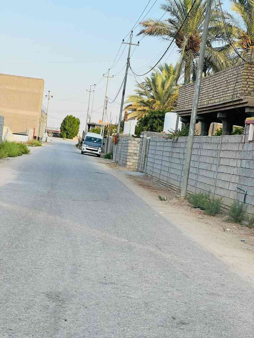 #للبيع قطعة ارض مساحتها 800 متر فيها دار مساحته 300 متر مضيف 12*5 و ثلاث غرف 6*4 سويت و 5*4 و 4.5*4 وصاله 8*4 ومطبخ 3.5*5 وصحيات داخليه وخارجيه مع طارمه كبيره 4*17 يصلح مضيف او موكب للزوار او سكن حسب الرغبه يبعد عن شارع كربلاء _ بغداد 100 متر على شارع 10 متر يربط شارع بغداد مع السده والمحاويل مع وجود كافه الخدمات مدارس ابتدائيه ومتوسطه ومستوصف صحي وماء وكهرباء
العنوان المسيب ناحيه سوراء هورحسين سابقا عمود مقابل حسينيه الامام الحجه عمود 565
السعر 300 مليون وبيه مجال 
للتواصل ***********
