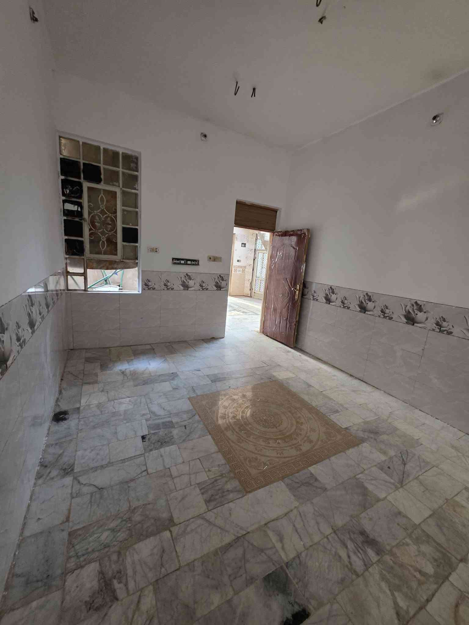 بيت لبيع بشارع المطار الجديد المساحه ١٥٠مترركن  كونكريت مسلح البناء بلوك سراميك ارضيه مرمر يحتوي على غرف ٢ وصاله ومطبخ وستقبال ومكشوفه٢ وصحيات وطارمه للستفسار ***********مكتب بركات ام البنين قرب مثلجات سنبله البيت قريب على الشارع
