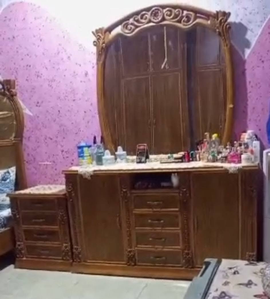غرفة نوم حطاطة
مليونين وربع وبيها مجال
مكاني فلوجة 
***********
