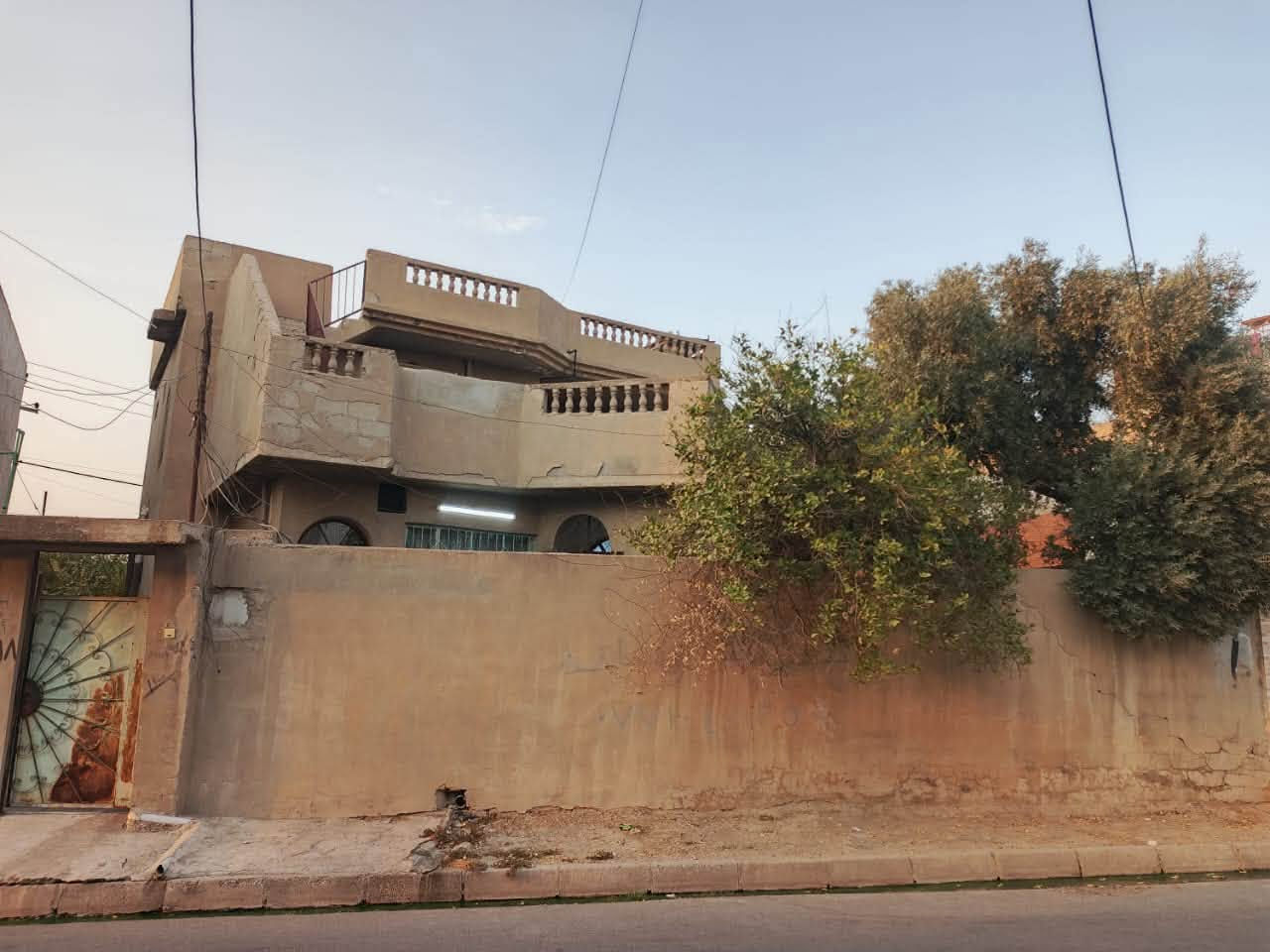 بيت للبيع أو الاستثمار في الموصل – حي البكر (موقع ذهبي)
فرصة عقارية واستثمارية ممتازة لبيت طابقين بمواصفات فريدة في حي البكر.
الموقع: حي البكر (خلف جامع البديع مباشرة)، خطوات عن الشارع العام.
الواجهات: واجهتان نافذتان على فرعين مختلفين، مع ممر وكراج واسع يربط بين الشارعين.
المساحة: أكثر من 300 متر مربع (واقع حال).
البناء: طابقان بناء متين وجيد جداً، جاهز للسكن الفوري.
الاستثمار: مثالي كعقار سكني راقي، أو لإعادة التطوير (شقق، مجمع عيادات، مقرات شركات) بفضل المداخل المستقلة.
الملكية: طابو صرف جاهز للتحويل (طابو الزهور).
ملاحظة: البيع بسعر السوق العادل للموقع، وغير معروض للبيع الكسر.
للتواصل والاستفسار والمعاينة:
هاتف / واتساب:  0778148411 / ***********
