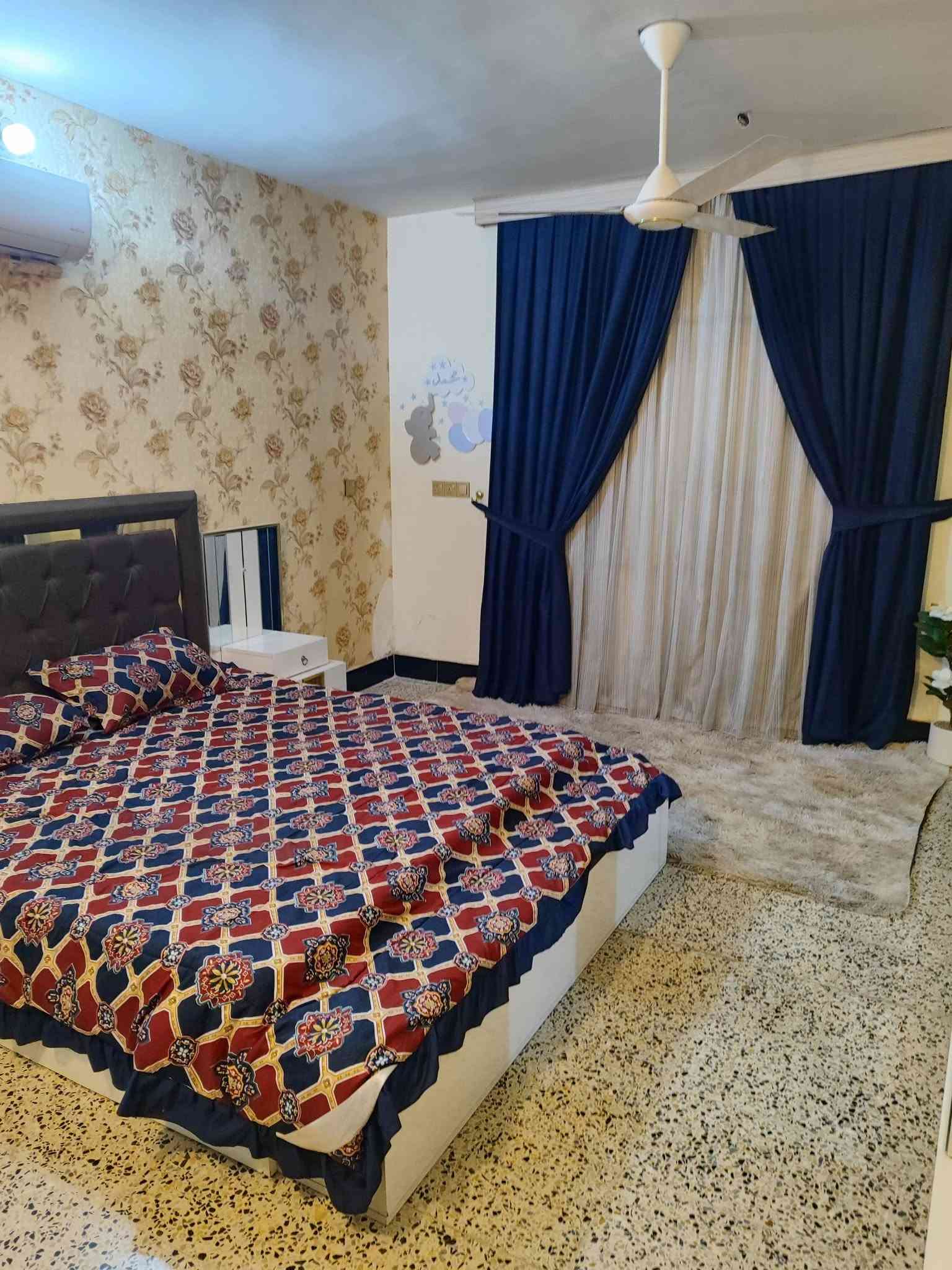 سلام عليكم بيت مساحة ٢٨٧ واقع حال طابقين 
زائد مشتمل معزول عن البيت غرفتين وصاله ومطبخ واستقبال وحمام عدد٤ ومناور عدد ٢ والطابق الثاني غرفتين وصاله زائد المشتمل يحتوي على غرفة وصاله ومطبخ بارد وحمام وبلكونة بناء درجة اولى الاتصال على صاحب الدار *********** / منطقة اللمحانية خلف مسبح الرافدين زراعي سند ٢٥
وخط آسيا *********** الارقام تحتوي على وأت ساب...  
ملاحظة... مع الاثاث كامل كاونتر مطبخ ايطالي درجة اولى سبالت عدد ٥ بلازما عدد ٣ ميز طعام 
تخم قنفات مع المفروشات باترينا عدد ١  ثلاجة هيتاشي جديدة غرفة ثلاجة نوم غرفة اطفال كاملة.. السعر على الخاص
