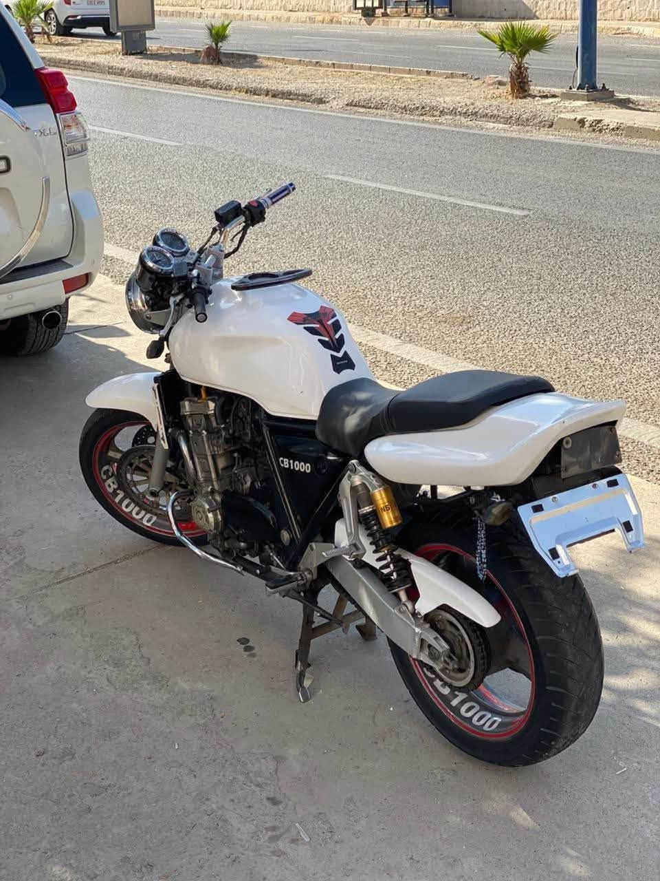 بۆ فرۆشتنوو گۆرینەوە cb1000بە شەرتی گێروو مەکینە بەشەرتی فەسلە مەکینەی ١٠٠٠ زۆر بەقوەتە بێ دوو کەل بێ سەوت بەشی سەرەوەی مەکینەی کراوەتەوە بە بێ عەیب ئەفرۆشم سالۆنسای سپۆرتە مەسروفی تیا نیە سعری ١٥ گەلایە لە سلیمانیم***********
