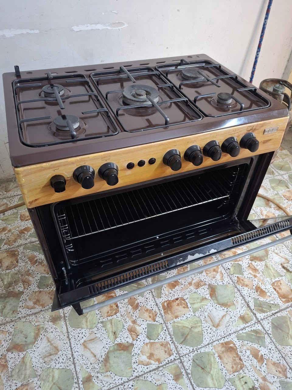البيع طباخ يطالي نضيف جدآ شغال كامل السعر ٢٠٠ الف بي مجال بصيط العنوان بغداد طارميه اكو توصيل داخل بغداد ***********# واتساب

