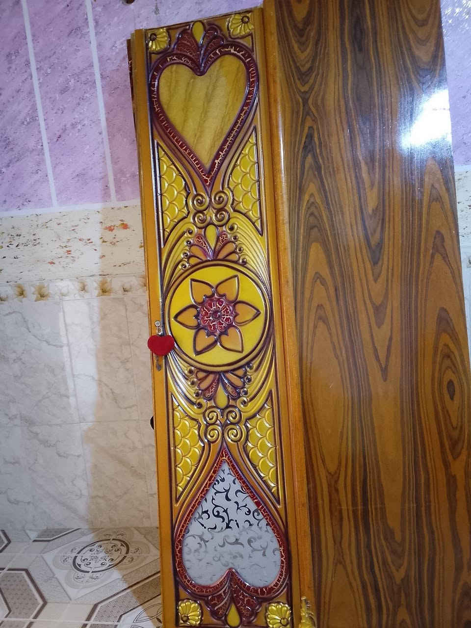 السلام عليكم غرفة خشاب نضيفة حيل خشب بغداد معروضة للبيع السعر 600 وبيها محال شوية المكان هيت ناحية الفرات تلفون *********** ابو خالد مع التقدير
