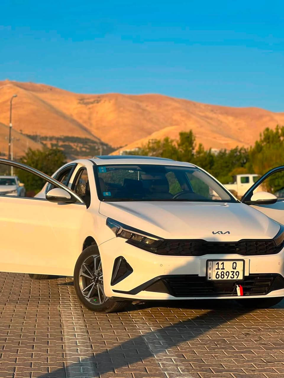 سلام عليكم كي 3. للبيع مكفوله من ضربه ولبارد  سياره ماشيه 11 ألف بعدها جديده رقمها بغداد مو شمالي سياره مال جناي رايدها 143 وبيها مجال وكلشي موجود بسوك  مكاني بغداد ***********
