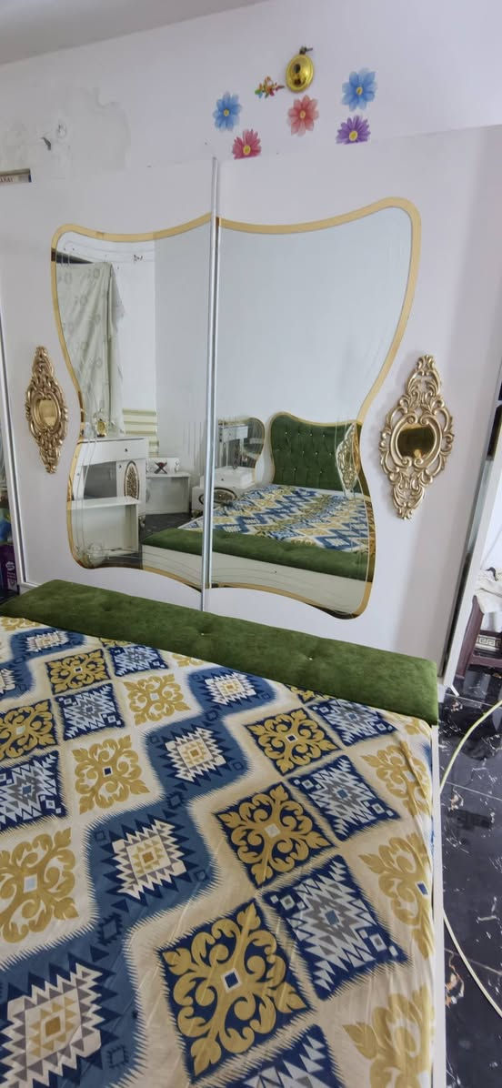 غرفه اخشاب تركيه كامله عوزهه ترتيبات شويه مع ثنين كومديات ثنين وميز تواليت كامل والمرايه مالته موجوده بس ما مشدوده 
السعر 350 
***********
