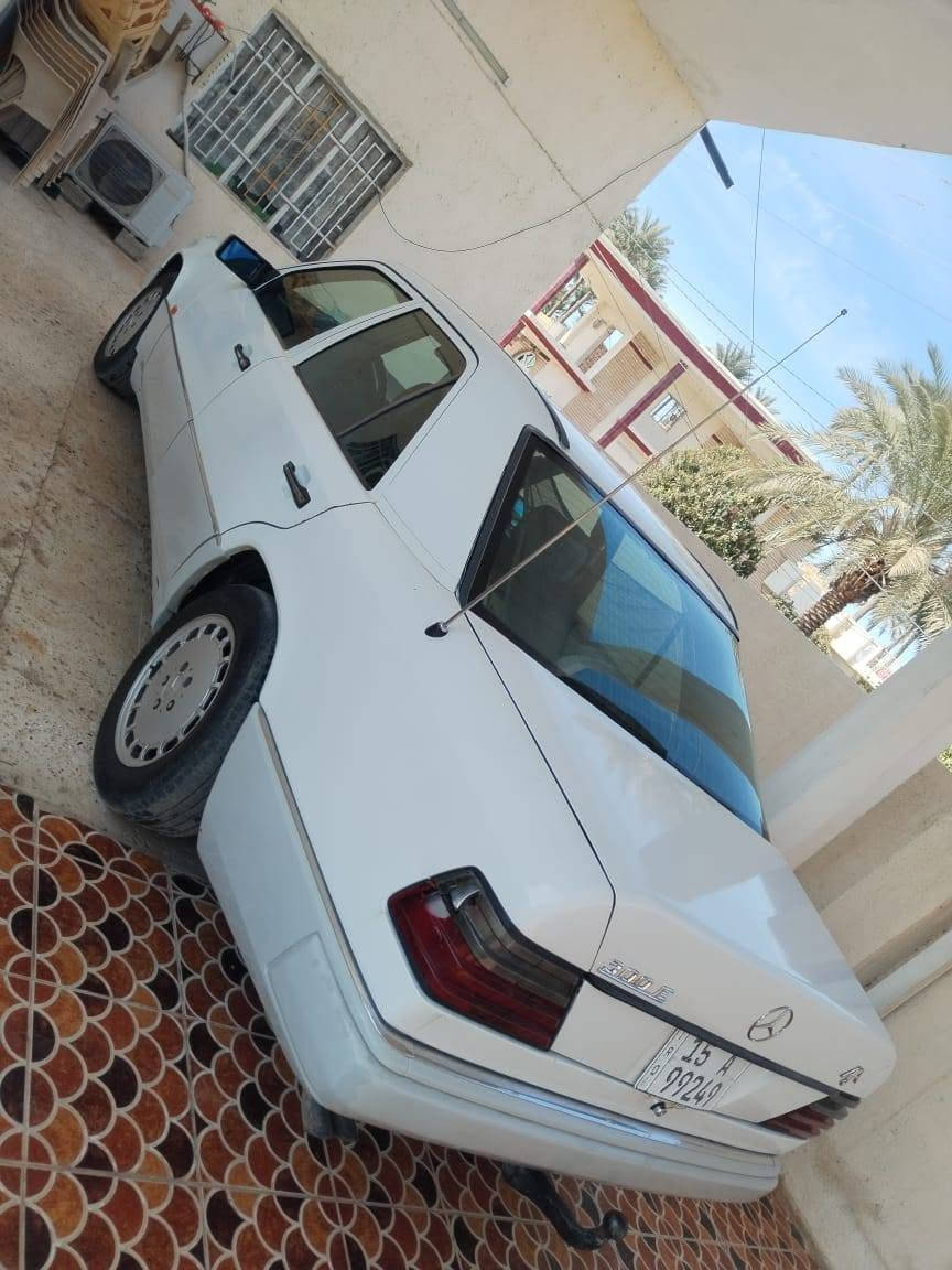 السلام عليكم مارسيدس دب 300 E  موديل ٩١ رقم دولي هزه جديده تحويل مباشر قواعد دبل بلاد كهربائيات كله شغاله اريل كهرباء سنتر لوك تخم تاير جديد حداديه جديده السياره جاهزه السعر ٥٥ المكان سامراء للاستفسار *********** الشراي الحقيقي يراسلني ادزله فديو واتساب
