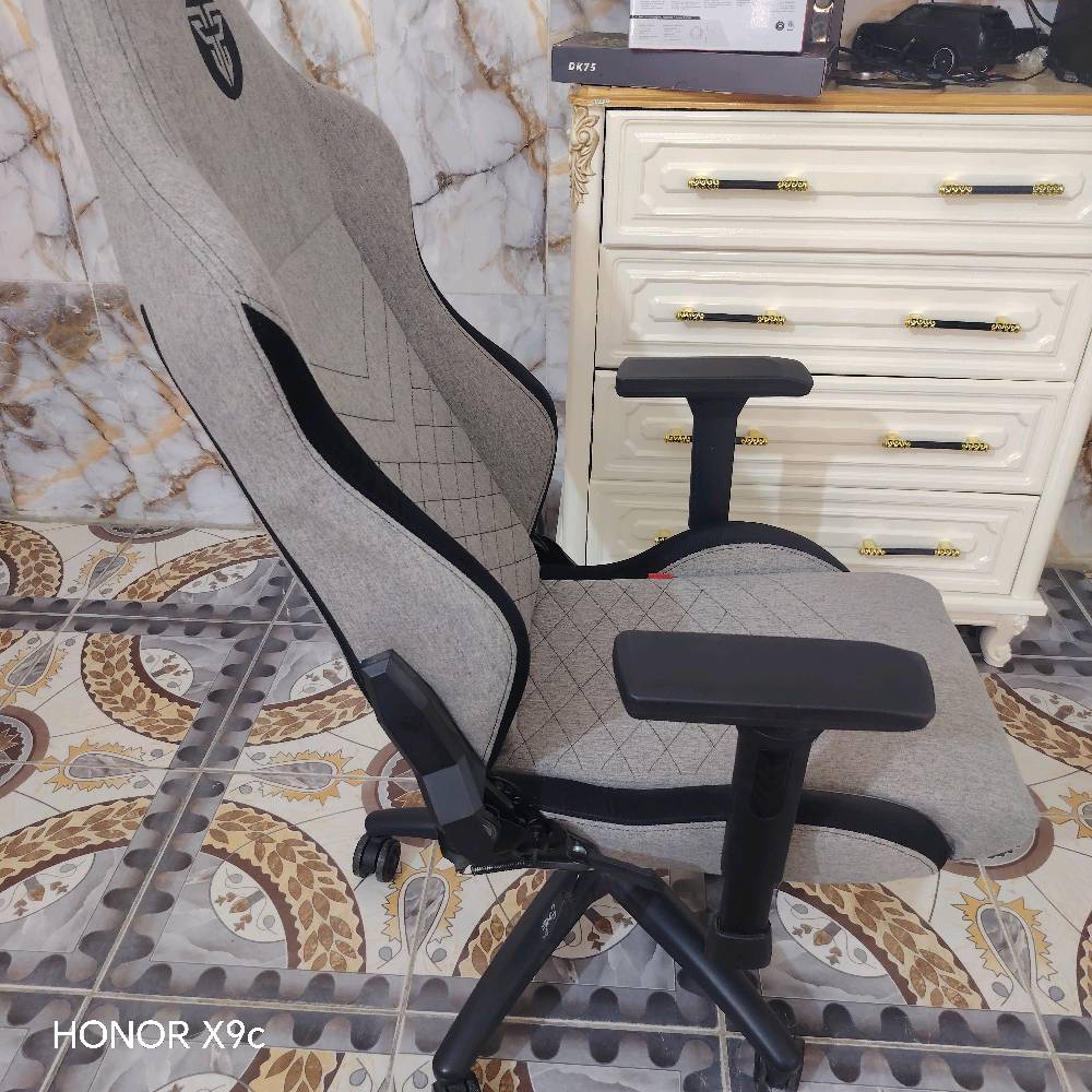 سلام عليكم يولد عدي كرسي فانتك اعلا فئة قماش اريد ابيعة سبب البيع بعت pc
سعرة بالموقع الرسمي 260.000
اني ابيع الك 190.000 ااستعمال 5اشهر ننضيف  كلش  والصور كدامكم ومخداتة موجودة وتوصيل عدي
يولد هاذة هاذا قماش مو قديفة يعني ماتعرك من تكعد علية فترات طويلة ومناسب للطوال
*********** اتصال أو وتساب