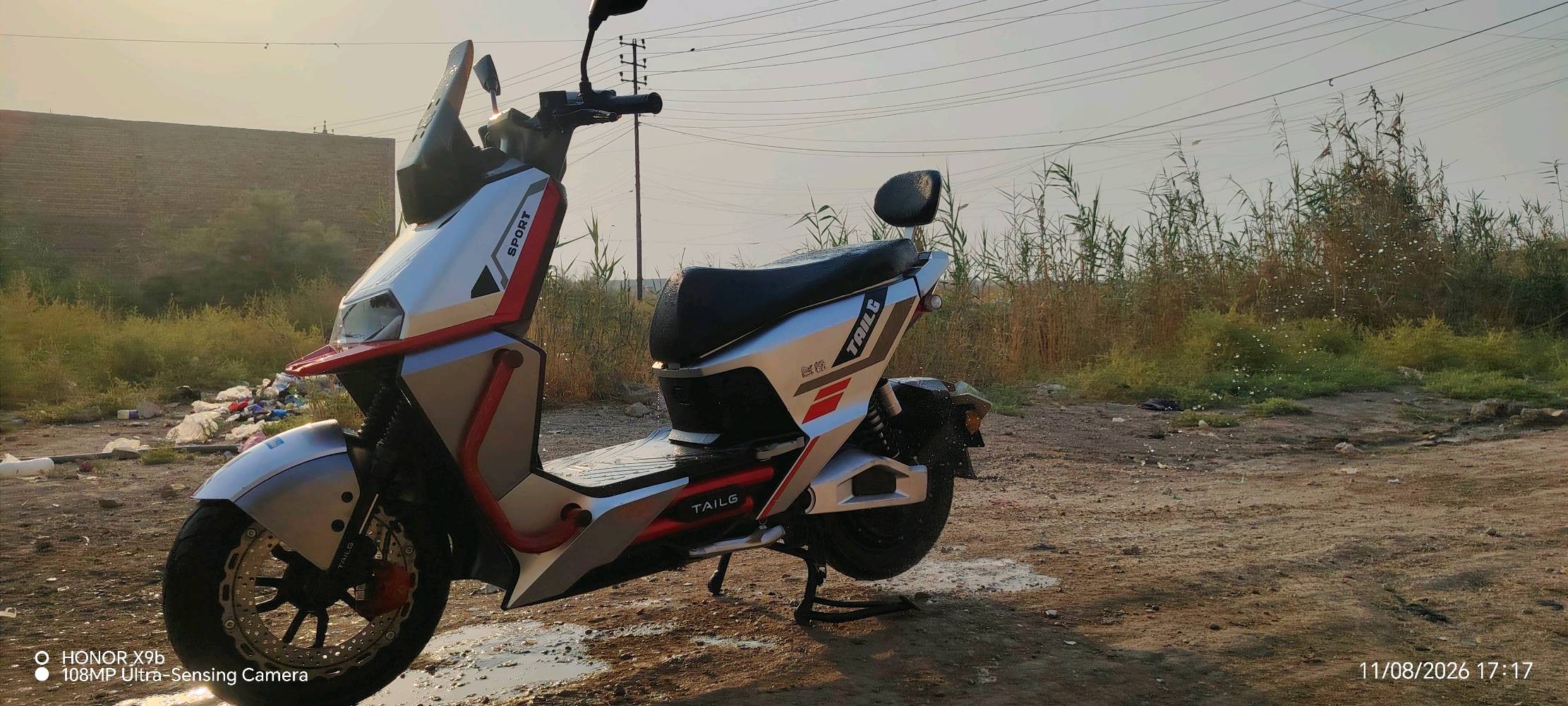السلام عليكم.. للبيع دراجة TAILG SPORT (رياضية) غنية عن التعريف ونظيفة جداً ⚡️🔥
​محبي السرعة والأناقة، متوفرة دراجة شحن (سيكنس) نوع SPORT الحجم الكبير بحالة ممتازة، استعمال أقل من سنة، ومواصفاتها كالتالي:
​🚀 الأداء والقوة:
​سرعة حقيقية تصل إلى 80 كم/ساعة.
​تعمل بـ 6 بطاريات قوية جداً.
​المحرك (الملف): حجم 2000 واط (أكثر من 2000، عزم جبار).
​⚙️ المميزات والإضافات:
بريكات دسك امامي وخلفي 
​تصميم مقاوم للمياه (ضد المي).
وتحتوي علئ انارات جانبيه ونشره خلفيه 🔥
​نظام مانع تزحلق لأمان أعلى أثناء القيادة.
​خاصية مثبت سرعة (كريز).
​نظام دبل إشارة.
​إنارة أمامية (عالي/ناصي) ممتازة.
​خاصية "باك" (رجوع للخلف) لسهولة الركن.
​ستاندين (مسندين) لثبات عالي.
​ملحقات كاملة: تأتي مع (بصمتين + سويج تشغيل + شاحنة أصلية).
​📝 الأوراق والقانونية:
​الأوراق كاملة ومسجلة باسمي الشخصي.
​💰 السعر:
​مليون و150 ألف دينار ❌
​السعر المطلوب: مليون و50 ألف دينار فقط (وبيها مجال بسيط للشراي الطيب).
​📍 المكان: بغداد - سبع البور.
​، لمزيد من التفاصيل أو المعاينة يرجى التواصل عبر الرسائل.اوعبره الرقم افضل ***********بي واتساب🤝