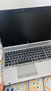 حاسبه نضيفه بس بطاريه اله تحطه عل شحن ماعرف بيهن مكلف بل نشر شغاله نضي...