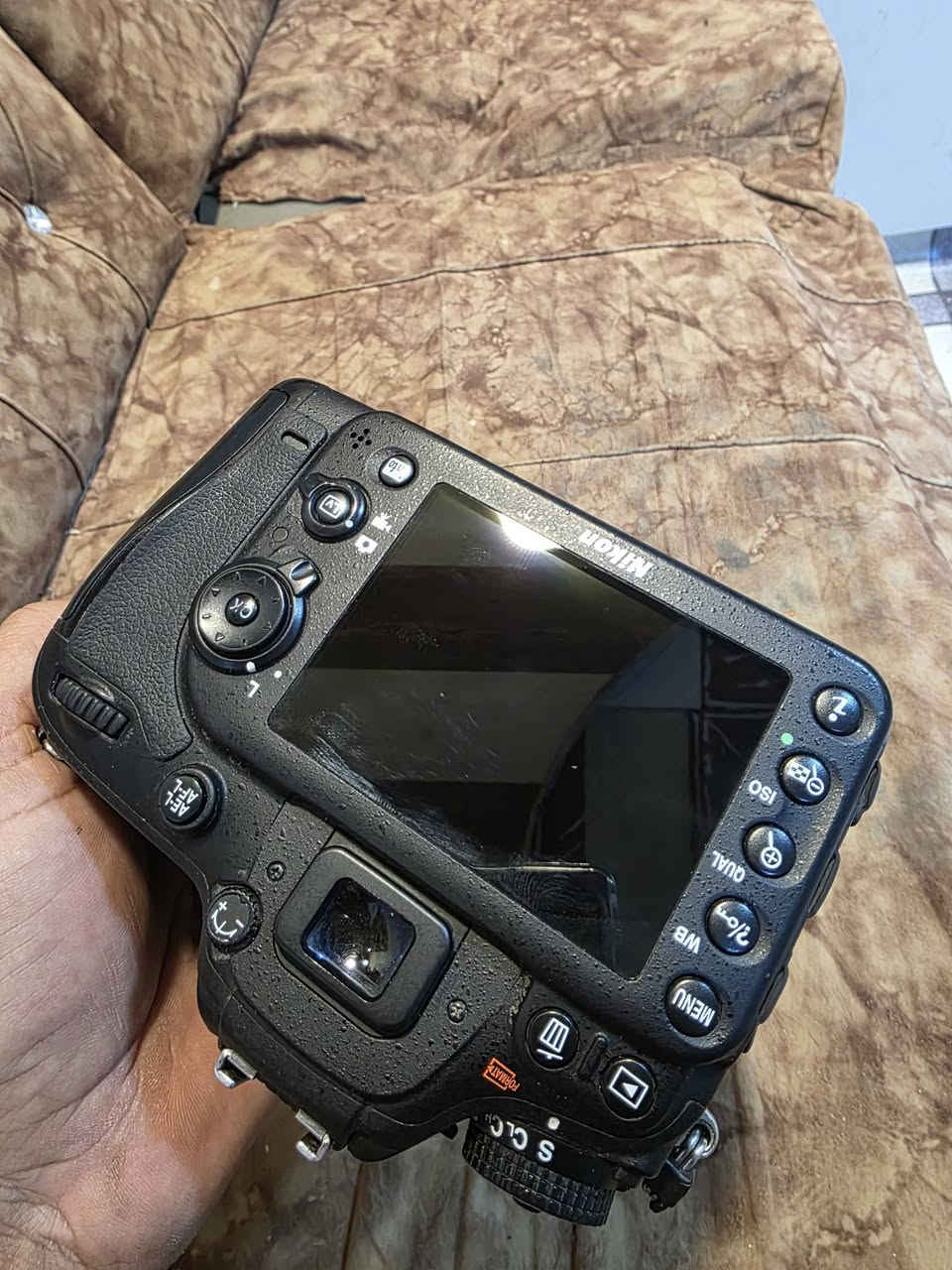 نيكون d7200 مع هاي العدسه بس فلاش مايشتغل الكامره نضيفه شتر 48
