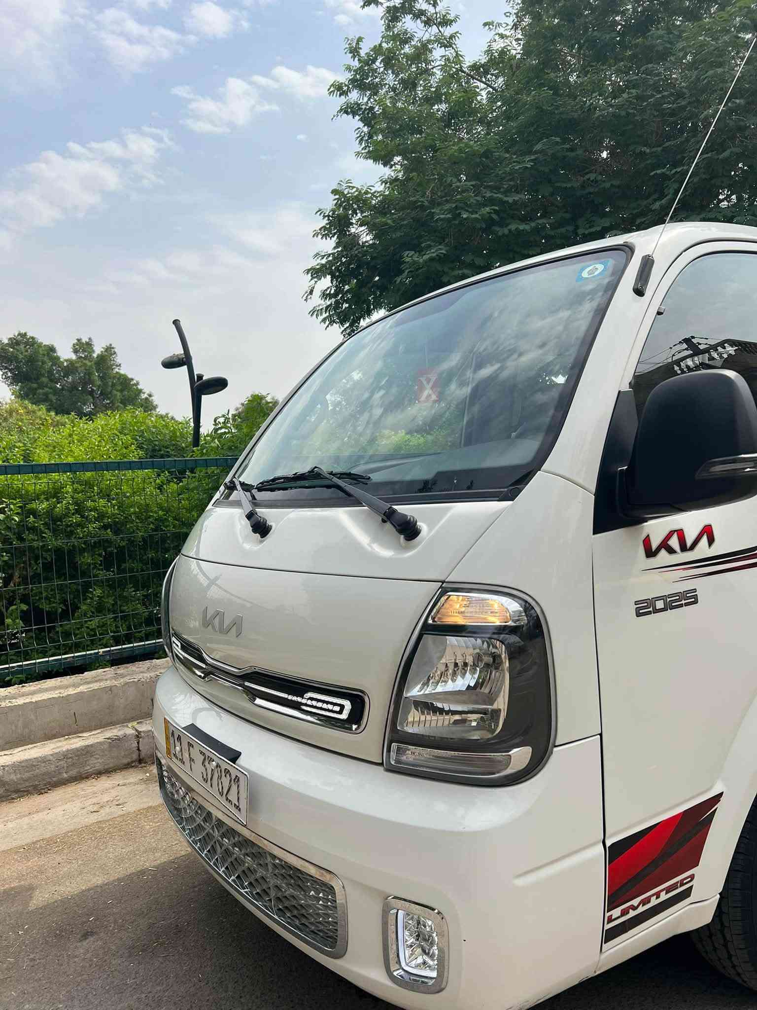 كيا بنكو 2025 | محرك 2700 ديزل
🔧 المواصفات:
• موديل 2025
• محرك 2700 ديزل
• 🚘 المشي: 24,000 كم فقط
• السيارة مكفولة وجاهزة
• ما بيها نص
• الكشنات جلد لون مشمشي 🧡
• الكشنات بعدها مغلفة بجيش الشركة واني مغلفها هي والارظيه 
• تحكم من الستيرن 🎛️
• شاشة CarPlay 📱
• كاميرا خلفية 📷
• حساسات خلفية
• سيارة نظيفة ومحافظة ومابيها نقص (بدون صبغ بدون ضربه على وضع الشركه استخدام بسيط ) 
📍 الموقع: بغداد – الدورة
السعر: 184وبيها مجال بسيط 
📞 للاستفسار:
***********
