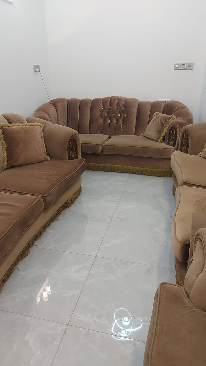 السلام عليكم تخم للبيع بحاله جيده جدا القماش قديفه عسلي كرادة داخل الاتصال***********
