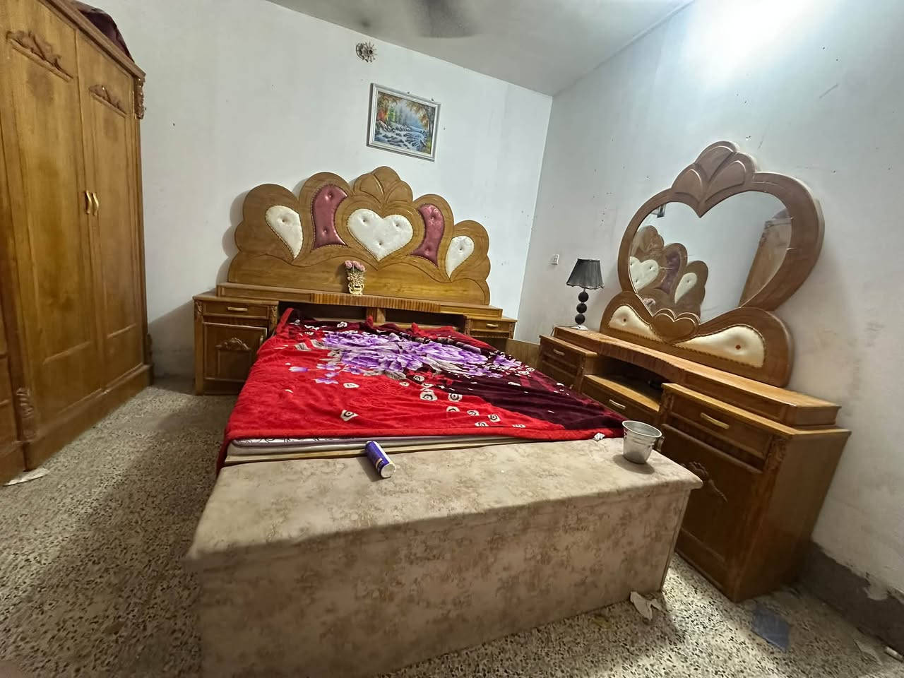 غرفه نوم ٦ بيبان جديده جديده استعمال اقل الشهر والله سويته ببمليونين و٢٠٠ واني رايده بمليون وونص الاستفسار ع هاذا الرقم ***********
