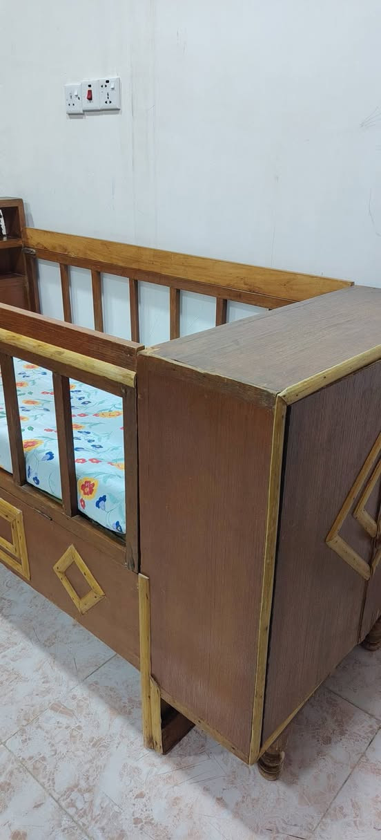 تخت أطفال للبيع
السعر 75000 دينار  وبيه مجال
الطول 1.77سم
العرض 75 سم
الارتفاع 90 سم
على الراغبين الأتصال على الرقم
***********
