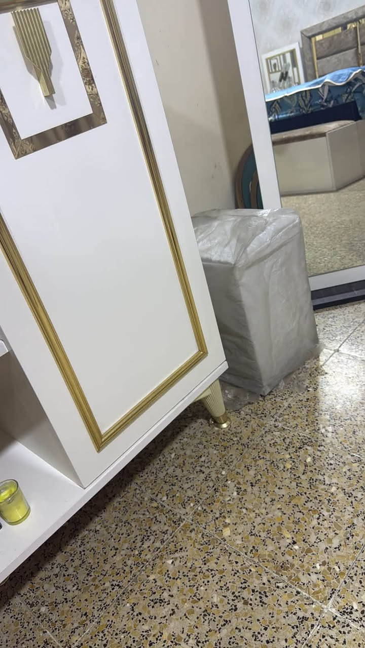 غرفة نوم للبيع نظيفة جداً تركي درجة أولى 10 قطع السعر 600 الف وبيهة مجال .
العنوان بغداد ***********
