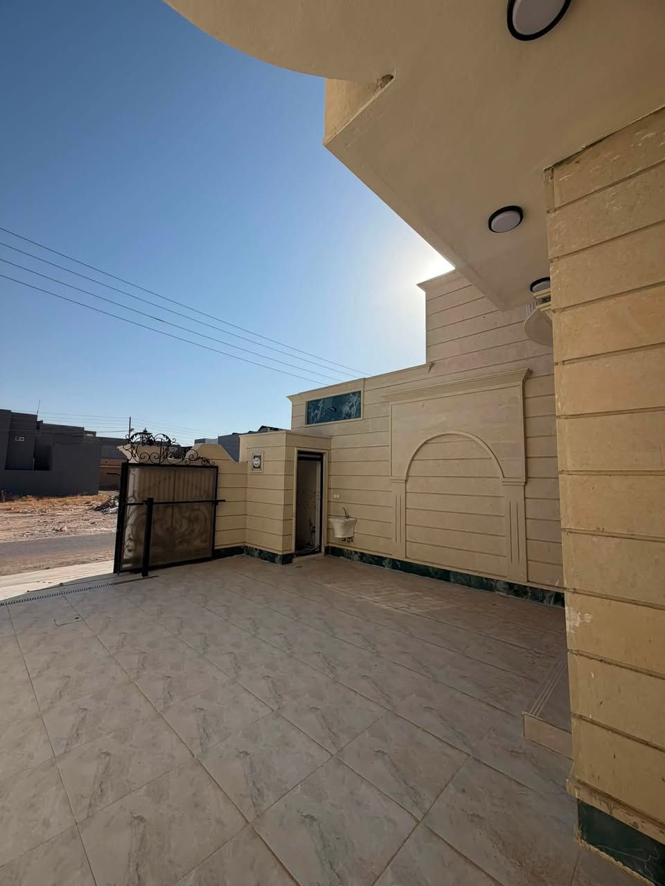 دار سكني للبيع
ديوم ال12 الف القريب على شارع 30 متر تبليط 
مساحة 210 واجها 7 نزال 30 
بناء زيرو حجر اخضر طبيعي 
السعر 170وبي مجال 
للاستفسار ***********
