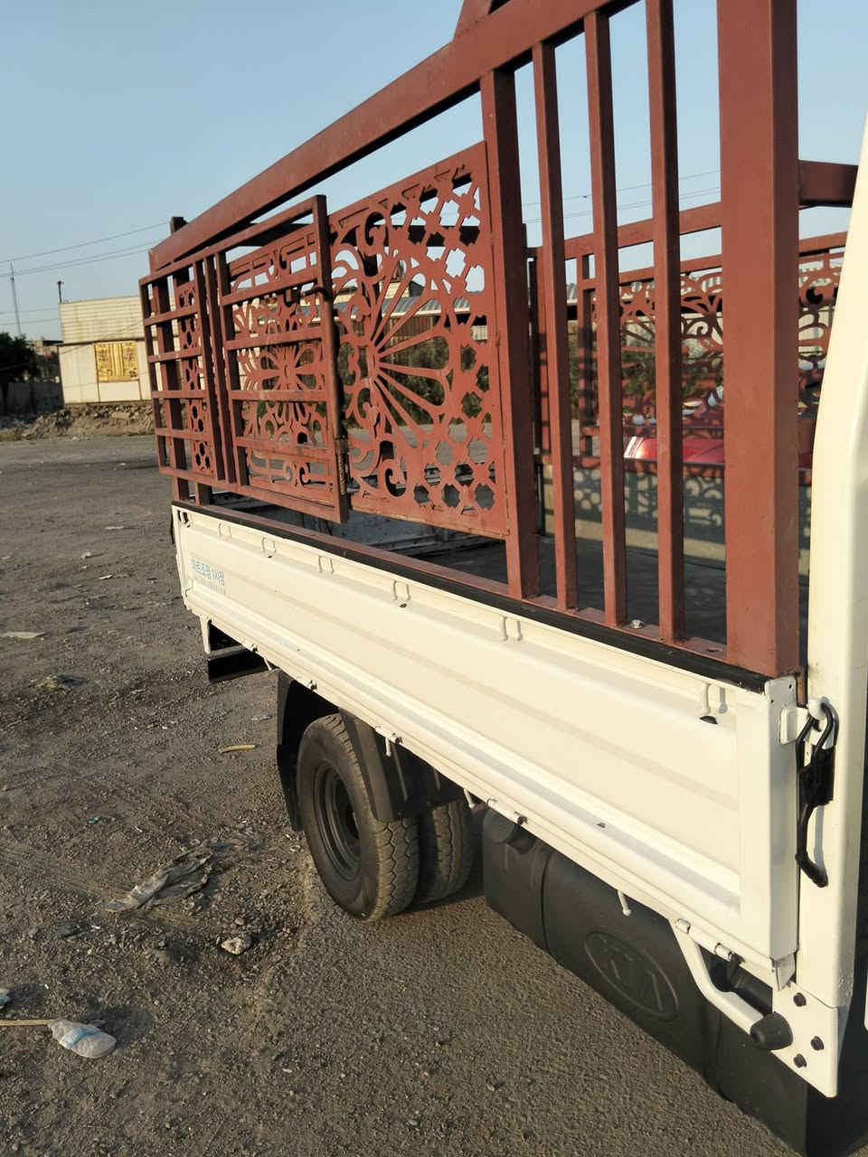 السلام عليكم 
كيا ام عيون موديل 2000 رقمها ديالى مشروع وطني 
شرط التحويل سنويا لغايا 28 سياره جديده 
مكينه 3000 سوبر جديده لا صرف ولا بخار ولا تنقيص 
وكير ومكينه واكسل جدد سياره جاهزة لشغل 
سياره تخم تاير جديد صدر جديد سياره كهربائيات شغاله 
سياره كبل لشغل جاهزه العنوان بغداد البلديات 
السعر 75 وبيه مجال بسيط الرقم ***********
