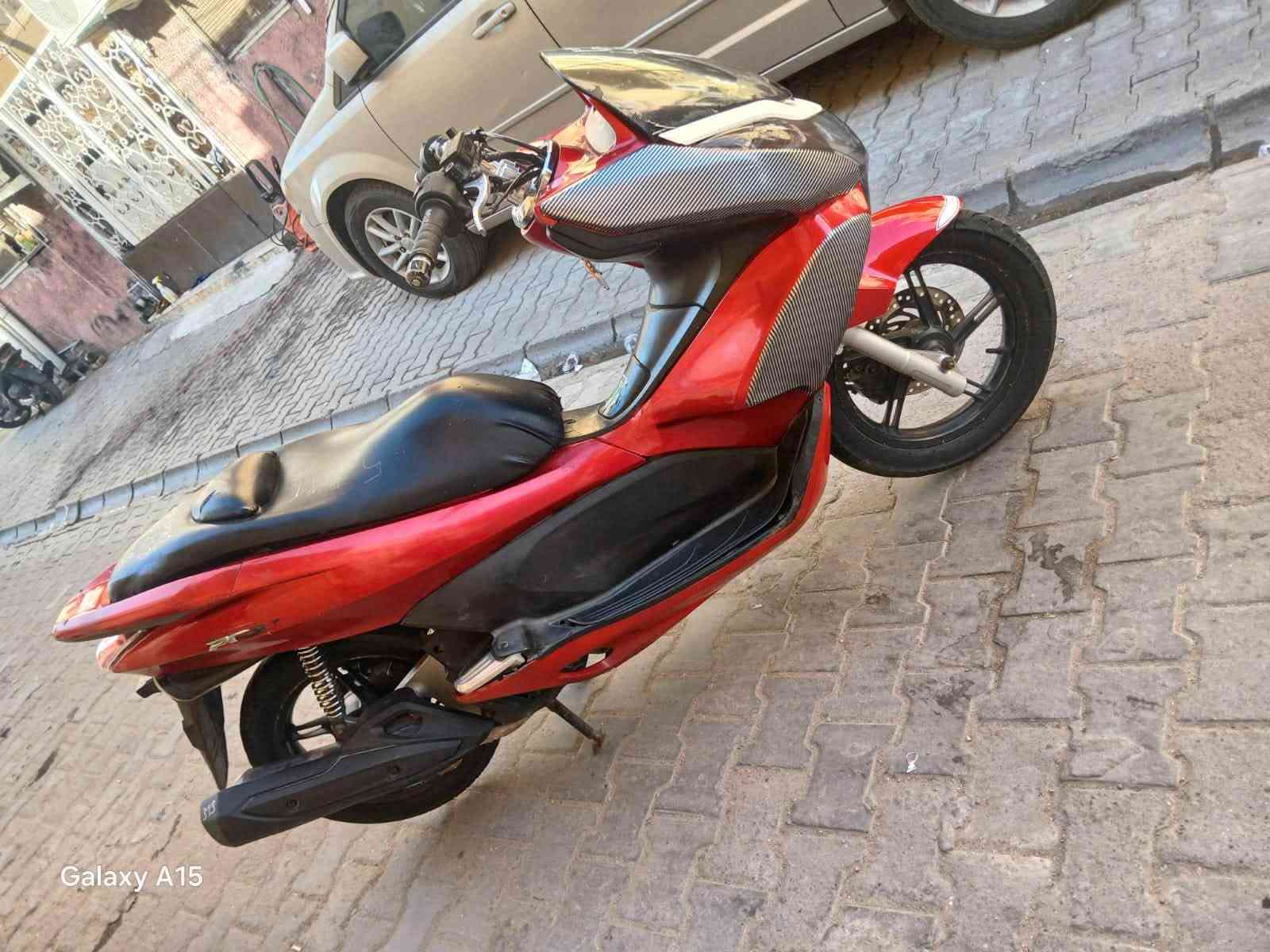 دراجه pcxجيل اول   دراجة  كلها ابلاديه شرط النضافه دراجة مال رمبه مال معرض المديل 2016 ماخذها رمبه اوراق المعرض موجوده يعني مو مال شارع السعر مليون و350الف 
حساس ازدحام كفاله عامه الدراجه على ايدي شوفت عينك ياباني الاصليJF جديده مكاني بغدادالكرخ اي استفسارالاتصال على رقم ***********

نص مكتوب في الصور:
- Galaxy A15