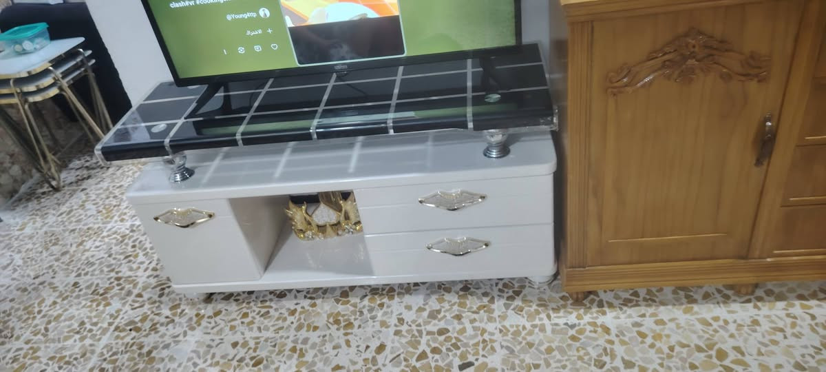 كنتور 3ابواب ثقيل فصال ب250
طخم رئاسي مصري.  مليون 
ميز تلفزيون 75 الف 
طبلات زجاج 25 الف 
للتواصل ***********

