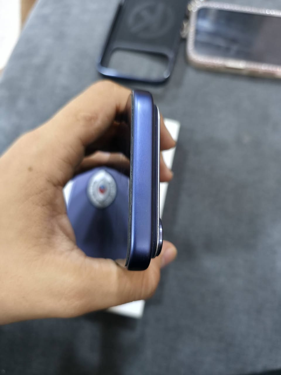 ايفون 17برو ماكس ماستر ذاكره 512بطاريه 93لون ازرك جديد كلش لا داخل صيانه ولا تصليح السعر 2200وبي مجال للتواصل فقط واتساب ***********
