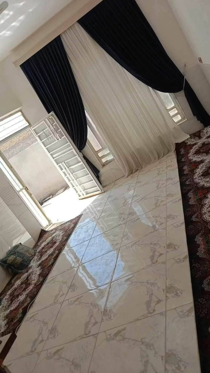 السلام عليكم بيت للبيع مساحه 200 متر غرفتين وصاله مطبخ واستقبال ومناور بيت جديد ونظيف حي الامين ام  طباشي خلف حسينيه سفينه طريق الزوار اكثر استفسار اتصال بالرقم 
***********

