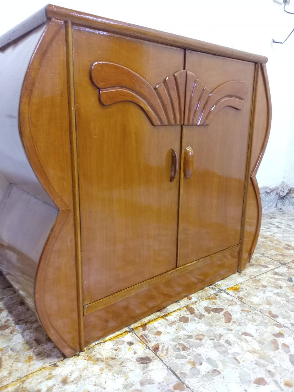 مكلف بلنشر ميز مرايه تسكام نجاره درجه اولى شغل ثكيل وجرامه للبيع مكانهن للاستفسار الاتصال بلرقم***********

