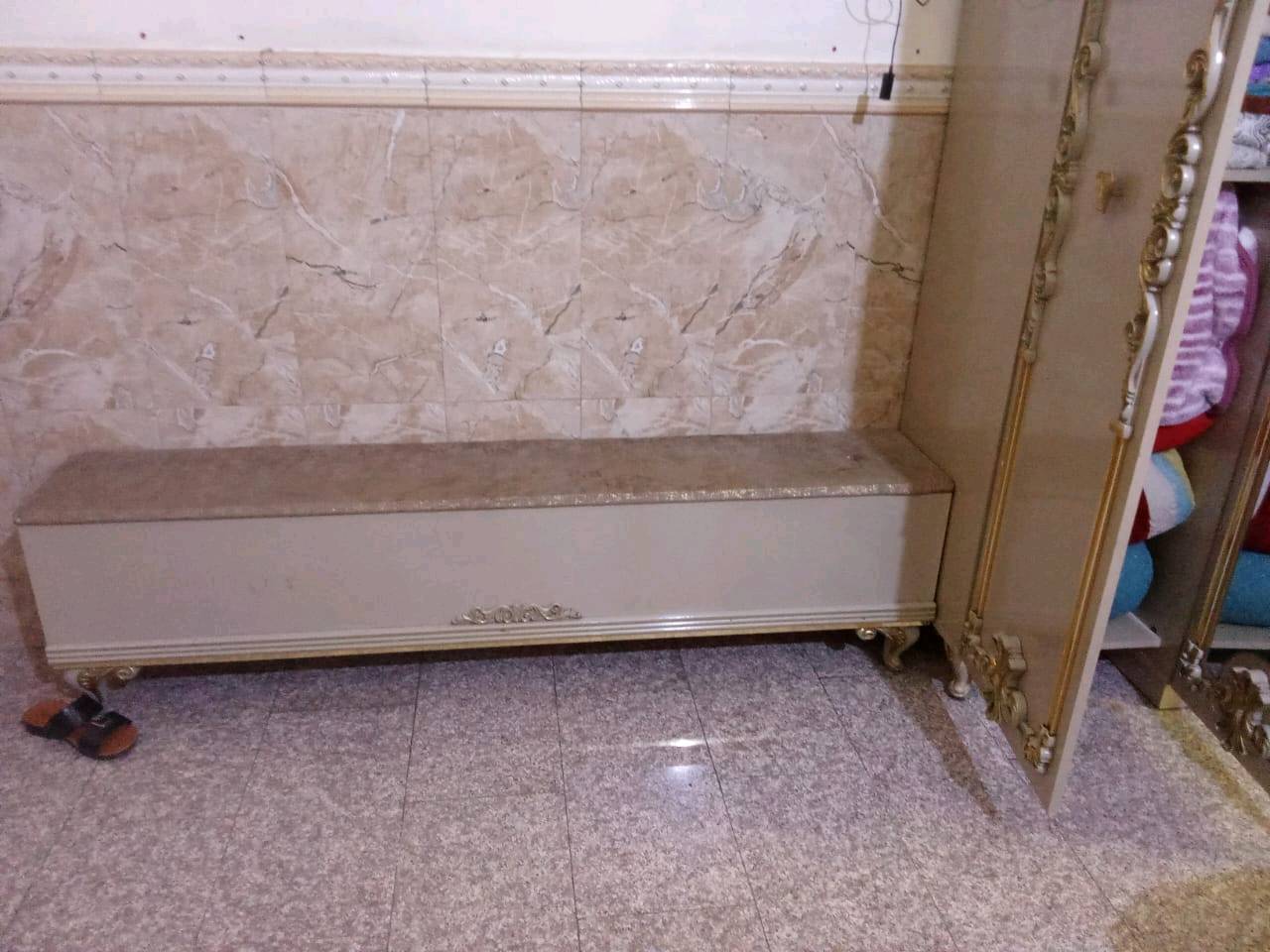 غرف نوم 
تخم قنوات 
 بغداد البلديات
السعر ٦٠٠
بيها مجال
ممكن تذكر شكد عدد القطع بالضبط ضمن الغرفة؟ وهل السعر يشمل كلشي الظاهر بالصور لو بس قطع محددة؟: 
٨قطع
شنو حالة الغرفة حالياً من ناحية الاستعمال؟ بيها خدوش، كسر، أو أي نواقص بالدواليب/المرآة/الكنب؟: 
مستعملة بها اضرار
تريد تحدد لنا آخر سعر ممكن، وهل أكو مجال للتوصيل أو الاستلام من بغداد البلديات فقط؟: 
بيها مجال لا يوجد توصيل