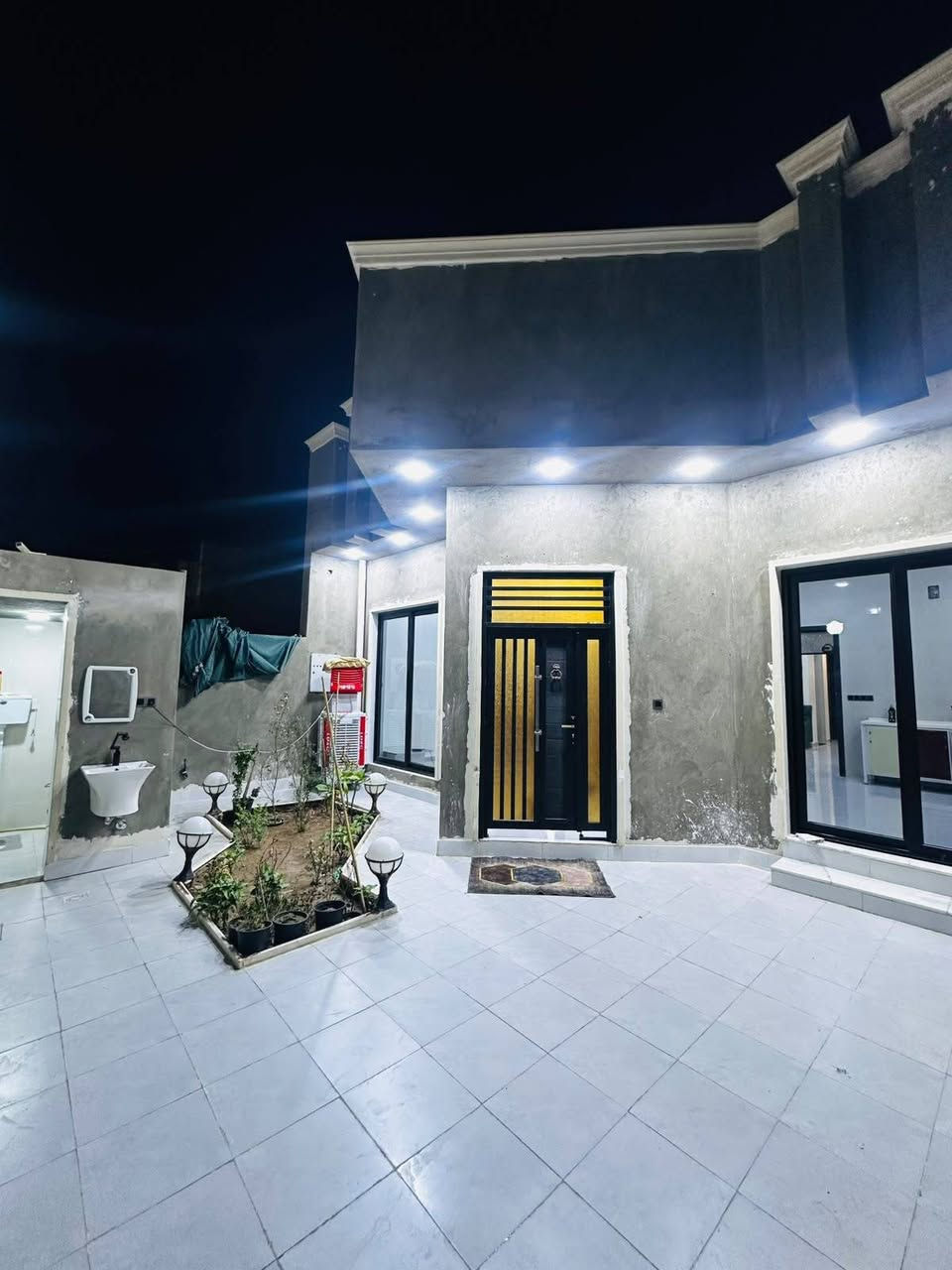 🏡 بـيـت لـلـبـيـع فـي مـجـمـع حـجـي هـنـدي 🏡
📍 الموقع: حي الجامعة – قريب من بوابة الزون الأول
📐 المساحة: 200م²
📏 الواجهة: 9م × 22م
🏗️ البناء: حديث 2026
🧱 كونكريت مسلح درجة أولى

✨ يحتوي على:
▪️ غرفتين
▪️ صالة استقبال
▪️ مطبخ
▪️ صحيات
▪️ كراج

💡 متوفر جميع الخدمات

📞 للاستفسار والاتصال:
***********
***********
