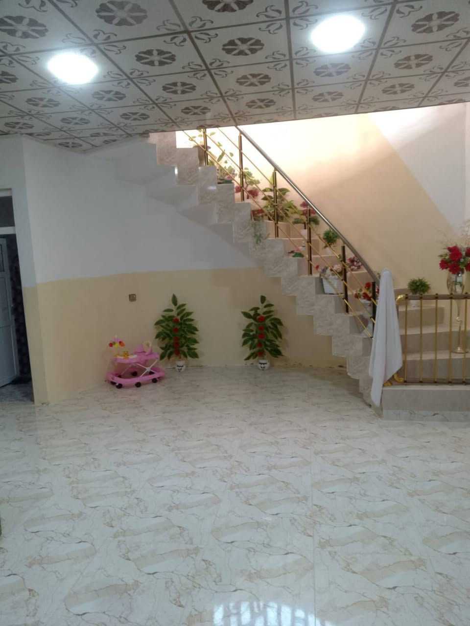 بيت للبيع قوسيات قرب مدرسه الصينيه مساحه 240 متر غرفتين نوم+هول+استقبال+مطبخ+صحيات داخل وخارج سند زراعي 25 السعر 59 وبي مجال شيء بسيط ===***********===***********
