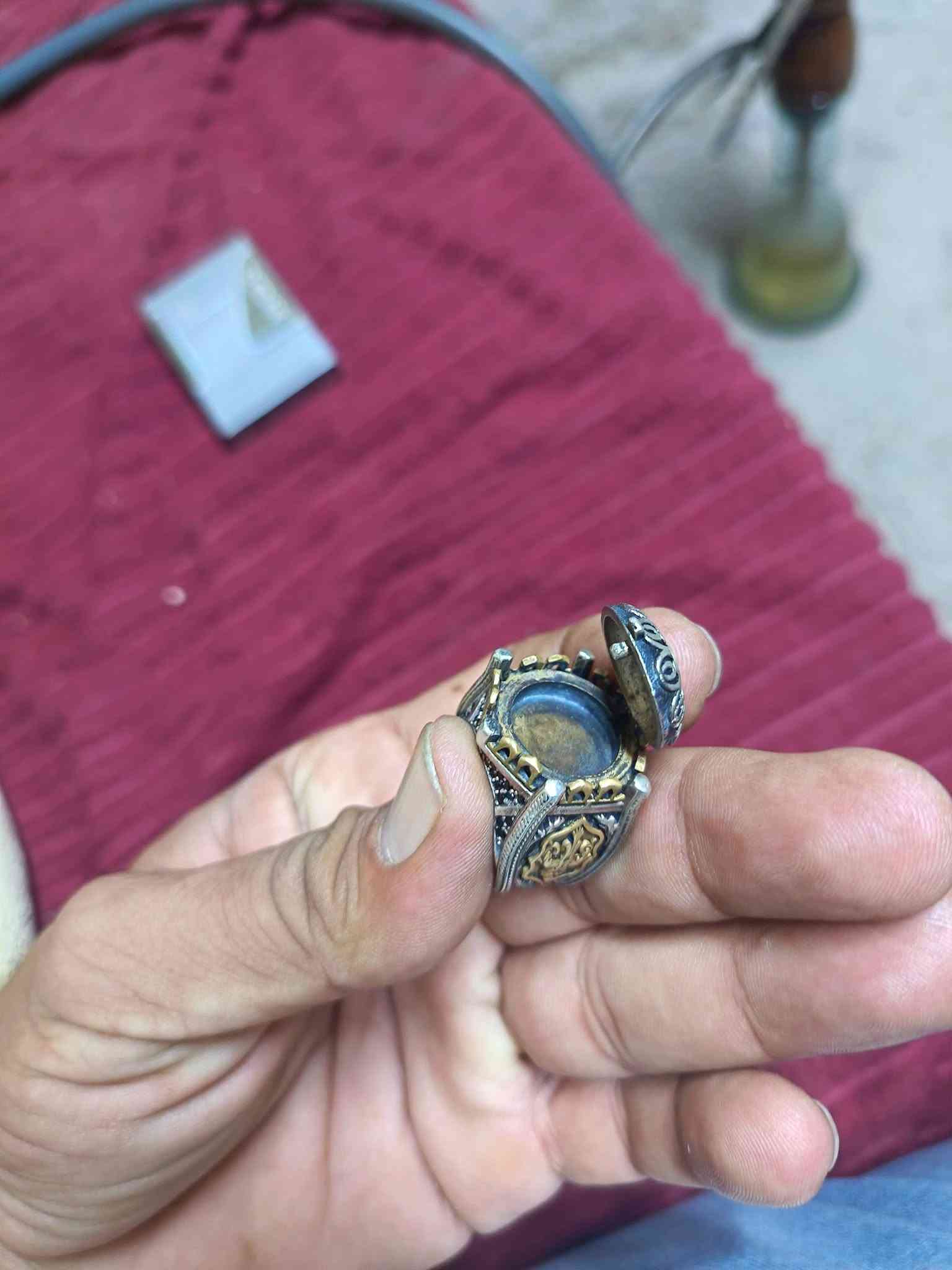 بسم الله الرحمن الرحيم
السلام عليكم
محبس تحفه ثقيل وقديم للبيع العنوان بغداد
***********
