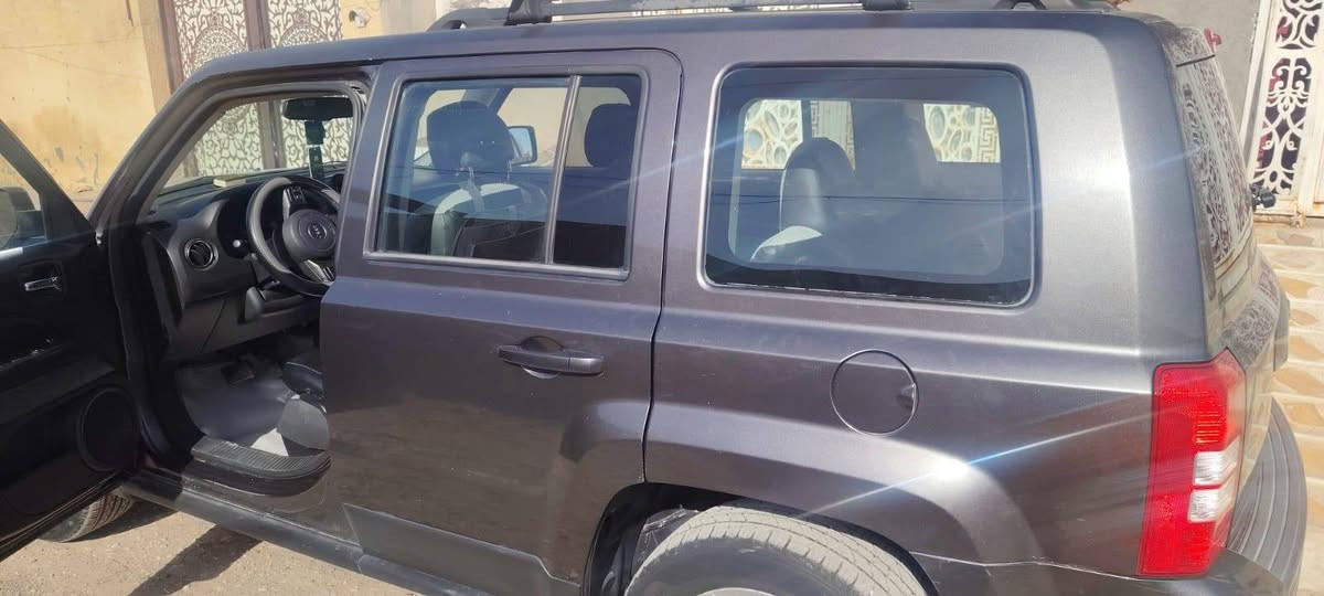 للبيع جيب باتريوت 2016 Jeep Patriot Limited
- الموديل: 2016
- الفئة: Limited 
- اللون: فيلي غامق
- المحرك: 2400cc 4 سلندر اقتصادي
- ناقل الحركة: اوتوماتيك CVT
- الدفع: 4x2
- ماشيه: 148 الف كم
- الرقم: ميسان 13 أ 69396 
- المكان: العمارة / ميسان
**حالة السيارة:**
- السيارة نظيفة جداً وداخلها مرتب كما بالصور
- مواصفات Limited: شاشة + تحكم ستيرن + كروز + حساسات + كامرا خلفيه 
- مفحوصة بتاريخ 2024/10/23  والسونار موجود بالصور
- بنيد كد الايت + جاملغ السايق 
**السعر: 115 وبيه مجال للشراي الصدگ
**رقم صاحب السيارة: ***********
السيارة جاهزة للتحويل وبيها مجال للفحص 
سياره خدميه صرف قليل وسلعتهه رخيصه الجنايه يعرفون
