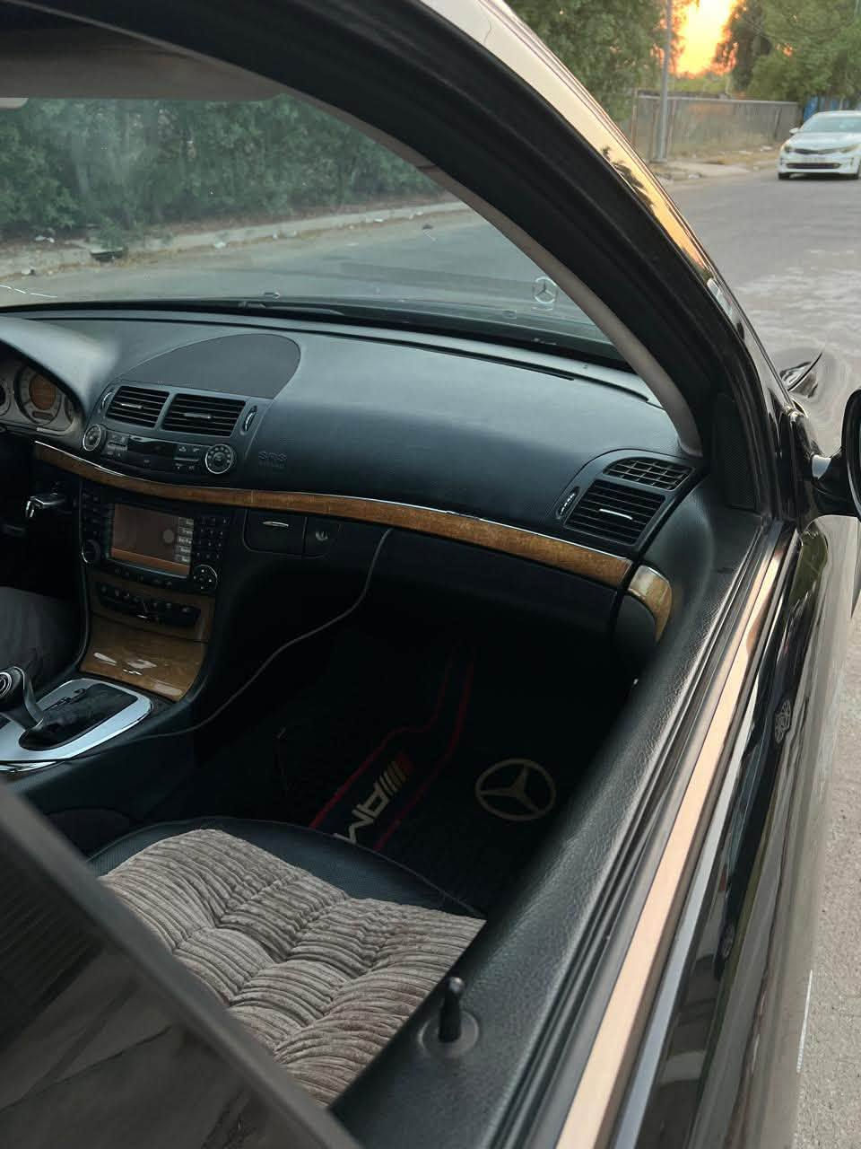 🔥 للبيع — مرسيدس W211 E350 | موديل 2008 🔥

🚘 أم عيون | قطعة مرغوبة ومميزة جداً

إذا تدور على W211 نظيفة، مواصفات حلوة وحالتها تفتح النفس، هاي السيارة تستاهل المشاهدة 👌

✨ المواصفات والتجهيزات:
🔹 محرك وكير مكفولات
🔹 كير 7 نمر
🔹 السيارة طيارة ما شاء الله 🚀
🔹 وضع البلادي
🔹 كشنات جلد
🔹 تبريد وتدفئة للكشنات ❄️🔥
🔹 تحكم كهربائي بالأبواب
🔹 فتحة سقف 🌤️
🔹 ستيرن تحكم كهربائي
🔹 صعود ذكي
🔹 نظام ترحيب
🔹 سماعات دمام 🔊
🔹 السيارة نظيفة كلش ✨
🔹 الصبغ بيها ربع جاملغ فقط — الأمامي الأيمن

💰 السعر: 150 ورقة

📍 بغداد — اليرموك
📞 للاستفسار: ***********

⭐ قطعة نادرة بهالنظافة وبهالمواصفات
🔥 للجادين فقط — 

╔══════════════════════╗
🚘 مرسيدس W211 E350 — 2008
✨ نظافة + مواصفات + مكفولة
╚══════════════════════╝

🤲 الله يرزق الجميع
