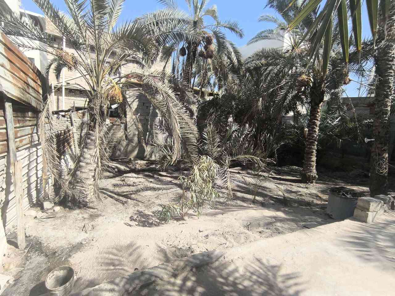 السلام عليكم منزل وبستان للبيع 
الموقع: عويسان
📐 المساحة الكلية: 700 م²
📄 السند: طابو صرف
🏡 تفاصيل العقار:
المنزل الرئيسي طابقان: مساحة 150
الأرضي: غرفتان + صحيات.
الأول: غرفتان + كليدور + صحيات.
المشتمل:  مساحة 90 غرفتان + مطبخ + صحيات، مع باب داخلي يربطه بالمنزل الرئيسي.
واجهة مباشرة على الشارع.
خلف المنزل بستان مساحة 450 يطل على شارع خلفي، مما يمنح العقار موقعًا مميزًا.
طريق خاص للبستان.
يبعد عن السوق 150 مترًا فقط.
 عقار يجمع بين السكن والمساحة الواسعة والموقع الاستراتيجي.

للتواصل ***********
