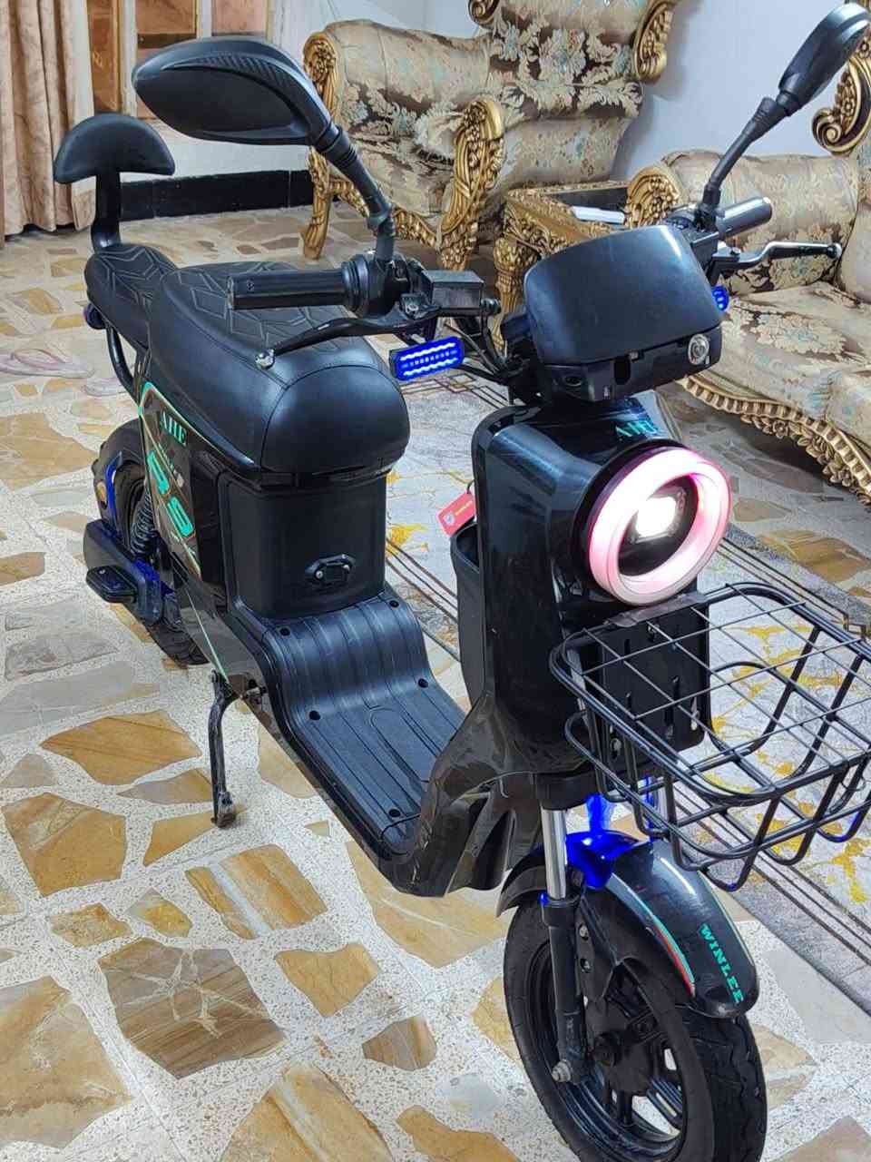 سلام عليكم عندي دراجه ار 9شحن جديده مديل 26 خمس باتريات
ملف 2000 لايتات عالي ناصي اشاير يمنه يسره يمنه بك لايت اضويه تحت دراجه دراجه جديده ما عوزه شي 
دبلات اصليه هورن نضام Rللخلف دراجه جديده 
مكاني بغداد بل مدينه الصدر 
رقم الهاتف***********.بيع مستعجل 
السعر 🤑360
