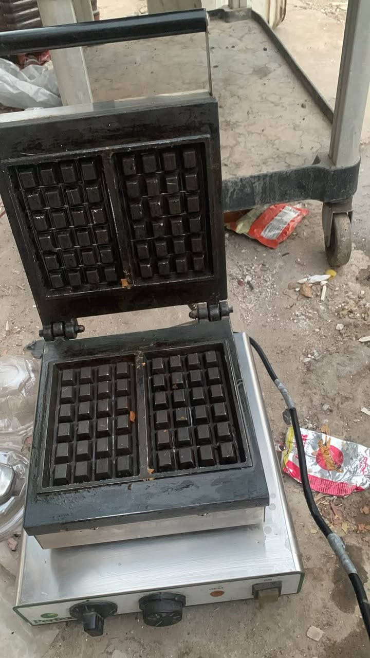 مكينه اسبريسو ايطالي دبل 
جهاز وافل
دكت مبردة 
بوجر
كراسي عدد 15
طباخ 

***********
بغداد
