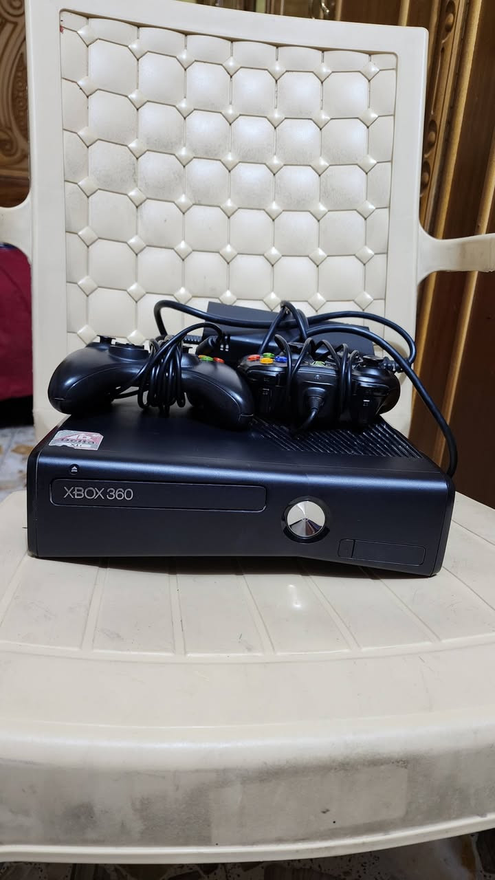 يالله ابسبب الوعود الكاذبه اكس بوكس 360 يدات اثين كامل ملحقات تجي العاب ابداخل الهارد كلهن قويات سعره 85 الف قفل وهاذه رقمي ***********
