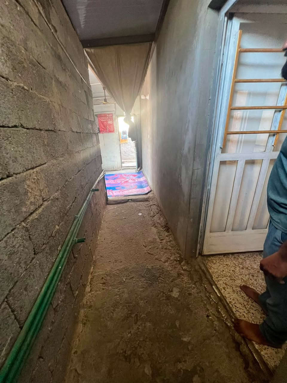السلام عليكم يوجد بيت للبيع مساحه ٣٧٥ الموقع جسر ديالئ الجديد حي الزهراء اقرب نقطه دالى خلف مدرسه ذاريات الحريري الاتصال على صاحب الدار السعر خاص ***********
