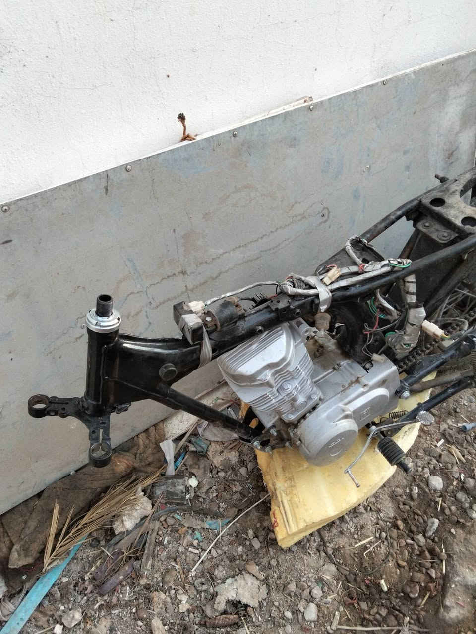 شاصي ومكينه للبيع بس المكينه شغاله بيها صوت ويل وتاير وسنجيل بيها ماشه مال صدر كلك مكفول من السرقه مكان كربلاء السعر 125 وبيها مجال بصيط الرقم *********** مو شراي لا تراسل
