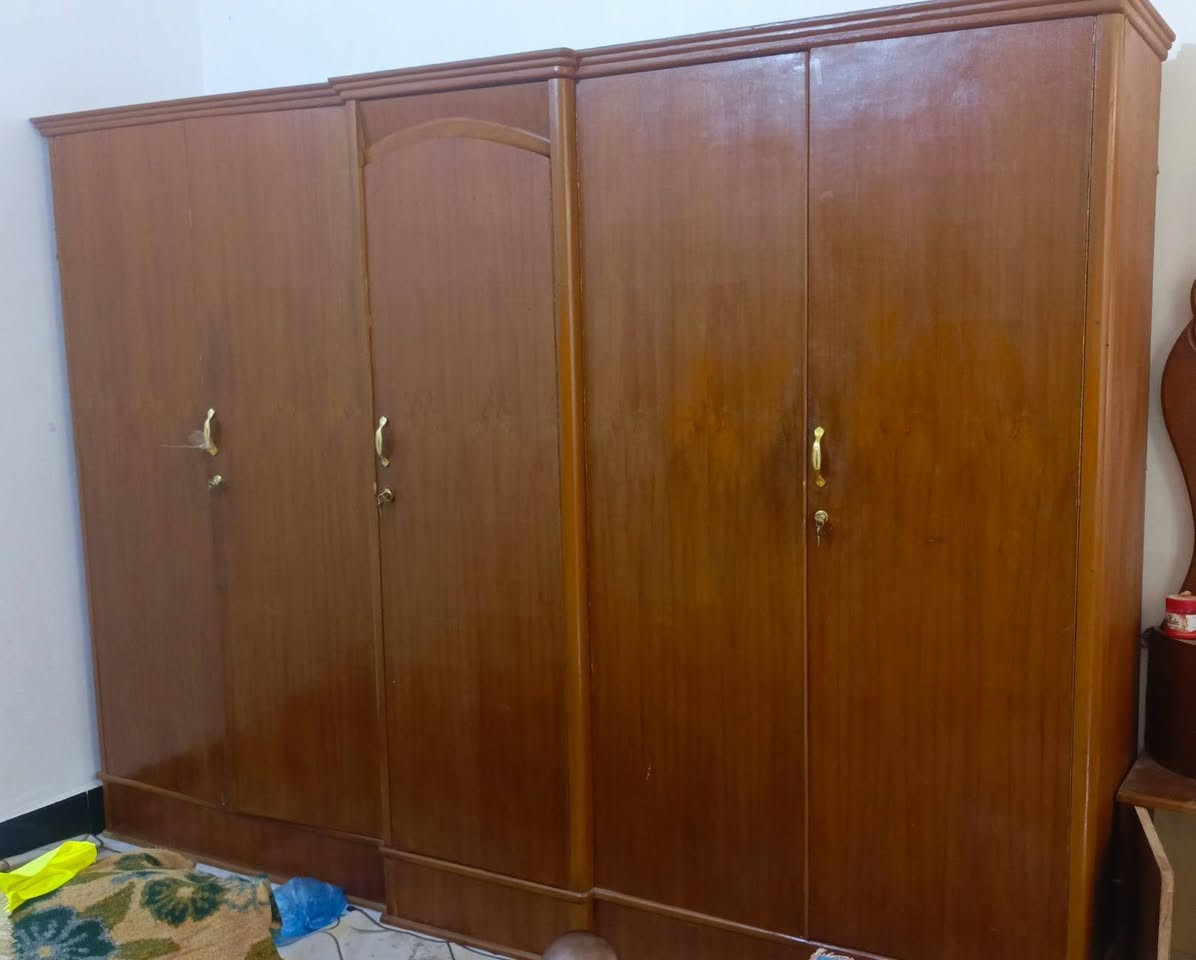 سلام عليكم غرفه نوم كامله
كنتور 5 ابواب +ميز تواليت +جربايه نفرين + زاويه ملابس 
مكاني كربلاء امن داخلي 
للشراي يتصل عله هاذا رقم 
*********** 
سعر 315 الف وبيه مجال حك جيه
