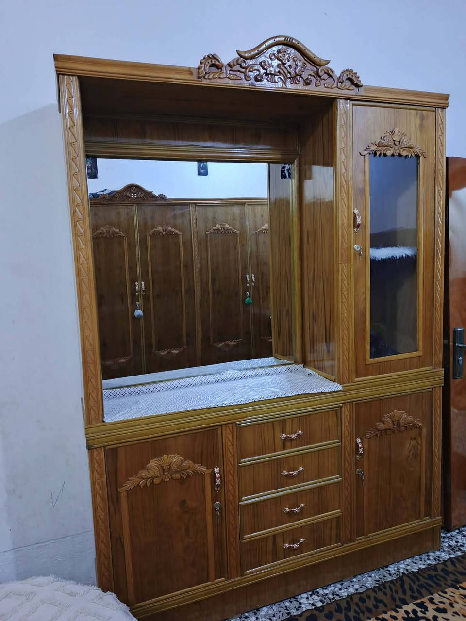 غرفة اخشاب للبيع. اخت جديدة. السعر 700بيهة مجال  تسكام.   تواصل ***********
