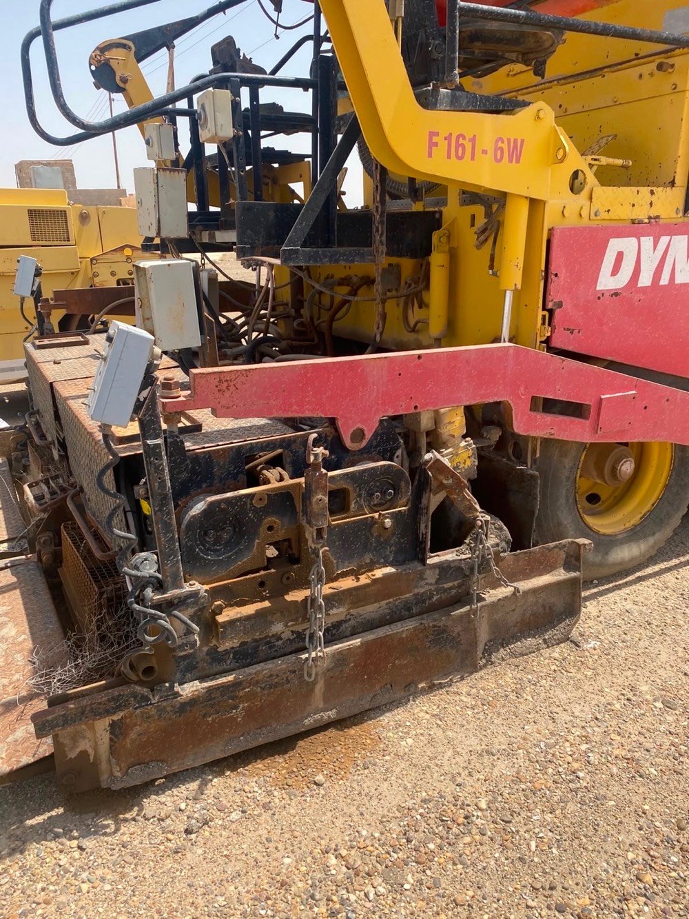 الشركة
DYNAPAC
الموديل
F161-6W
سنة الماكينة حسب البطاقة
2007
النوع
فارشة أسفلت بعجلات
الوزن
حوالي 18 طن
المحرك
Cummins QSB 6.7-C205
قوة المحرك
153 kW / 205 حصان
سعة المحرك
6.7 لتر
دفع العجلات
6 عجلات دفع، مع Differential Lock وAnti-slip
سعة القادوس
5.7 م³
عرض الفرش الأساسي
حوالي 2.55 م
أقصى عرض فرش
حوالي 8.1 م
أقصى سماكة طبقة
300 ملم
سرعة الفرش
حتى حوالي 26.5–28 م/دقيقة
سرعة النقل
حوالي 16.5 كم/ساعة
الإنتاجية النظرية
حوالي 650 طن/ساعة
نظام الكهرباء
24 فولت
***********