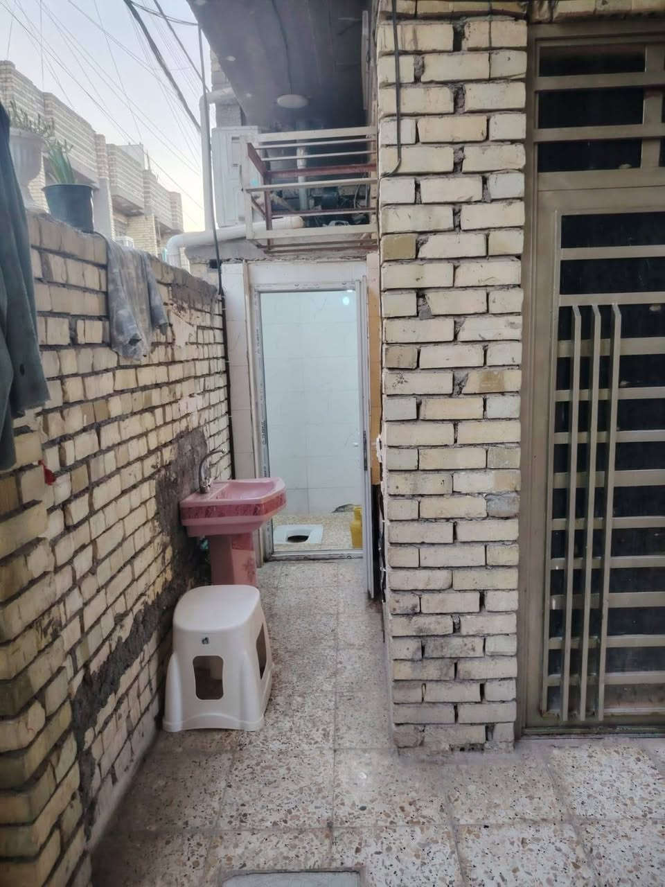 السلام عليكم بيت البيع مساحه 75متر  زراعة سند 25بيت كامل اي نقص مابي ثلاثه غرف نوم و حولي ثنين و صحياة ثلاثه كامل العنوان بضهر طوارا مال الشعله بضهر شارع محمد الصافي كامله خدمات ماء كهرباء و مجاري رقم صاحب دار *********** /*********** غير متواجد على الفيس
