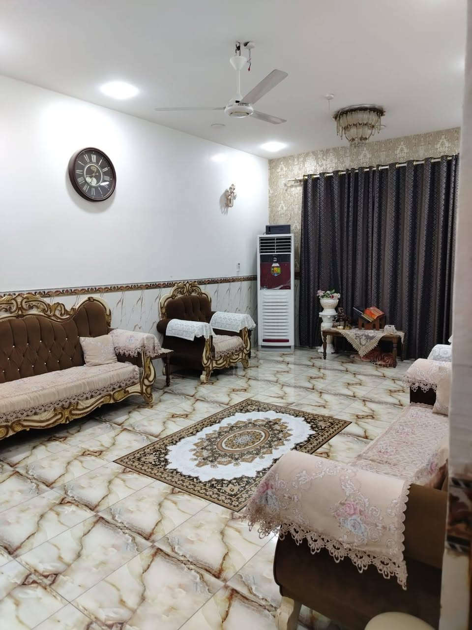 بيت للبيع في الصويره على شارع المطار جاهز للسكن قريب على الشارع العام قريب على عماره فلاح مساحته ٢٨٥ متر يحتوي على غرفتين نوم وصاله واستقبال ومطبخ حار وبارد وصحيات داخل وخارج البيت وبيتونه مفصوله ترهم غرفه ثالثه او مخزن وبي ومحل البيت كلش حلو ومرتب للتواصل على هذا الرقم *********** السعر ٨٠ مليون وبي مجال
