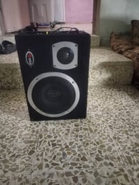 مضخم صوت • ١٢ فولت • شغال