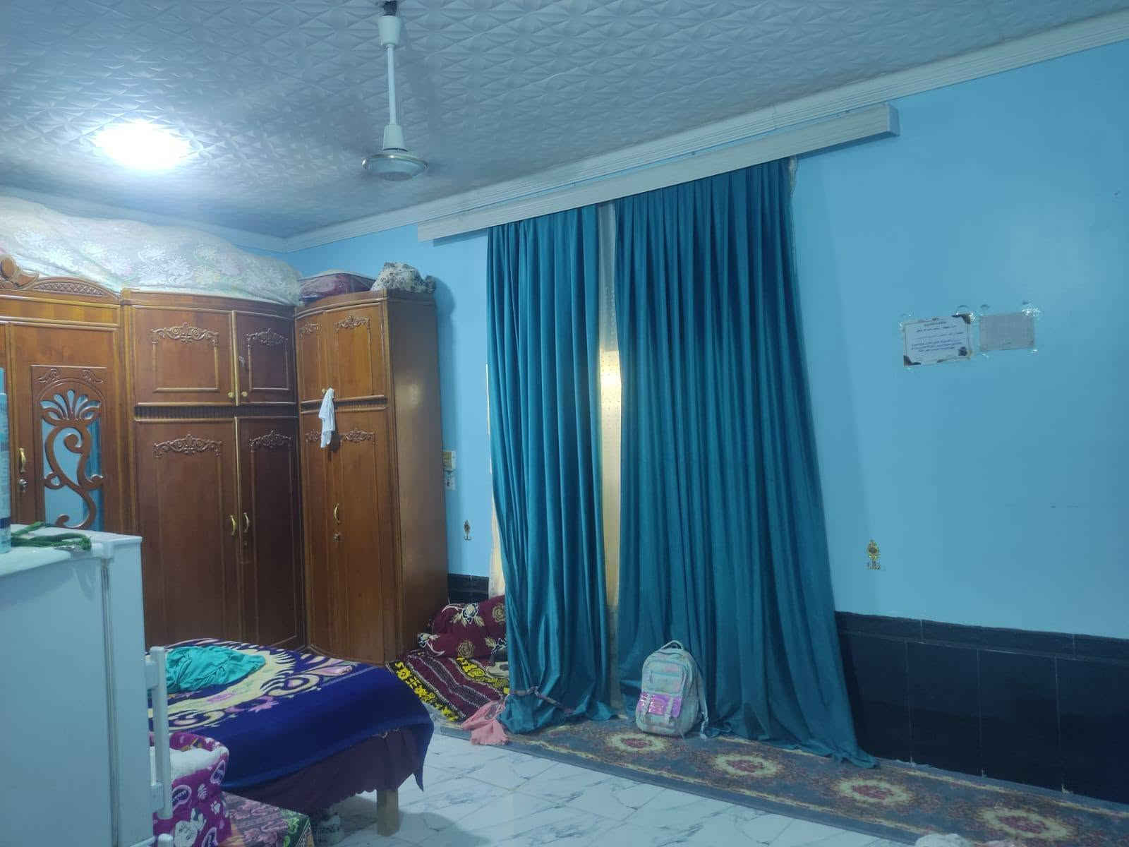سلام عليكم من رخصت ابو الكروب مزرعة اللبيع مساحة ٣٠٠٠م مع بيت البيت يتكون من ٤غرف نوم وصالة واستقبال ١٥م ومطبخ وصحيات داخلية وخارجية خدمات كاملة كهرباء وماء اسألة وماء سقي تبعد عن شارع العام ١٥٠م العنوان طريق السنية جهة زوار مقابل جامعة جديده الاتصال على الرقم ***********

