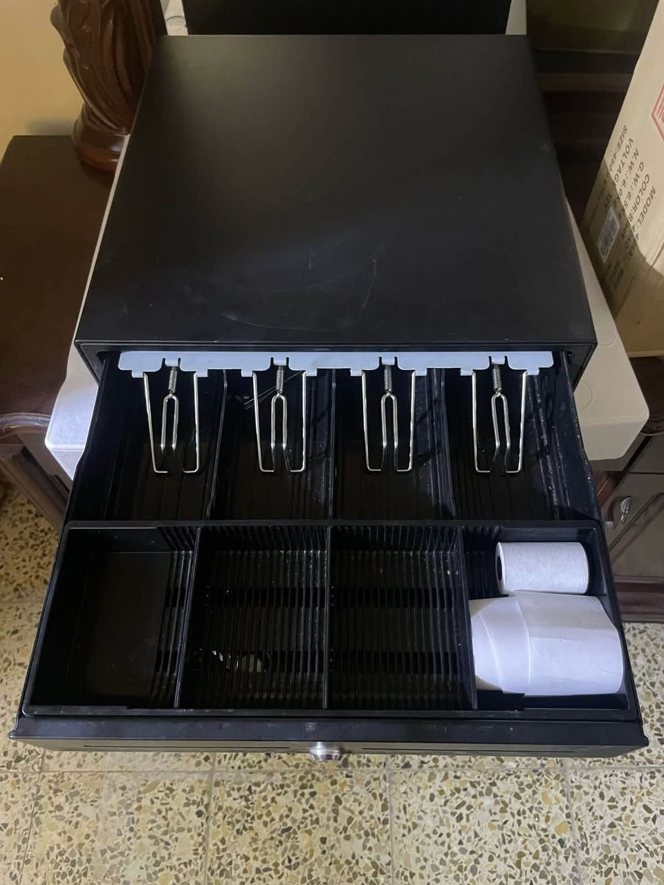 النوع: Touch POS System
• الموديل: HI-5300
• اللون: أسود 
• الشاشة: 15 بوصة LED (تعمل باللمس)
• المعالج (CPU): Intel Core i5-3210M
• ثنائي النواة (Dual Core)
• سرعة 2.5GHz
• الذاكرة (RAM): 4 جيجابايت DDR3
• التخزين: SSD بسعة 64 جيجابايت
عنواني الدوره شارع ابو طياره ***********
