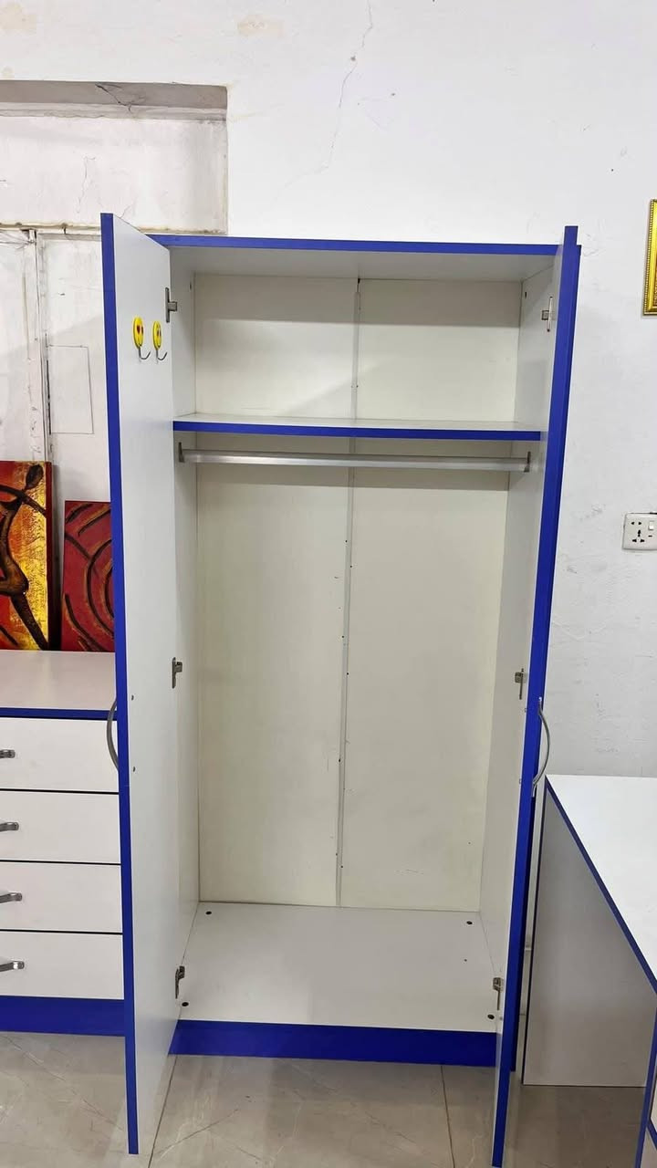 غرفه اخشاب تركي  للبيع ابو نفر الملحقات تخت وقنصور وميز ابو مرايه وجكامج  السعر 300الف الاتصال ***********
